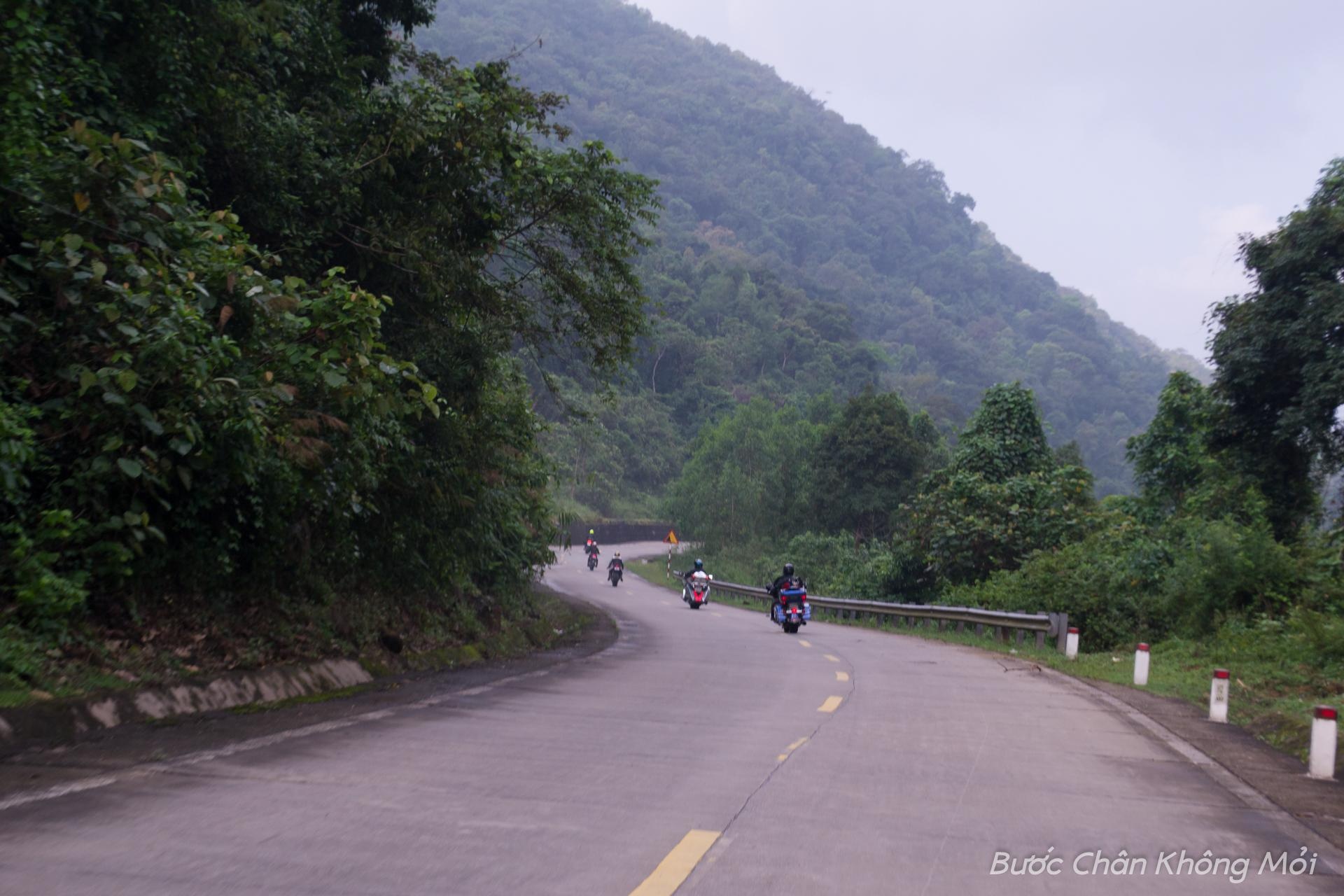 Đèo Đá Đẽo: Đèo Đá Đẽo dài 17km nằm trên đường Hồ Chí Minh thuộc địa phận xã Thượng Hóa, huyện Minh Hóa (Quảng Bình). Với những khúc cua tay áo và cánh rừng già nguyên sinh đẹp đẽ, đèo Đá Đẽo là cung đường mà nhiều tay lái muốn thử thách. Con đèo này gắn liền với bao thăng trầm của thời gian như một chứng nhân lịch sử và cũng là trọng điểm đánh phá ác liệt của không quân Mỹ trong suốt 7 năm.