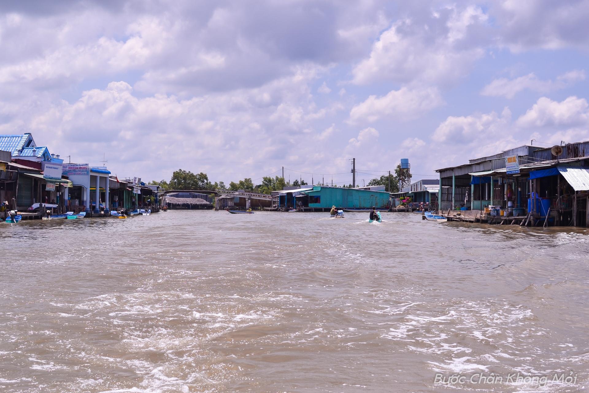 Du khách được tận mắt chứng kiến cuộc sống của người dân miền Tây sông nước, nửa nằm trên bờ, nửa gắn với con sông đục màu phù sa. Phương tiện di chuyển chủ yếu là xuồng, ghe thay cho những chiếc xe máy như ở các làng quê khác nhưng cuộc sống sinh hoạt, buôn bán vẫn đầy đủ và nhộn nhịp.