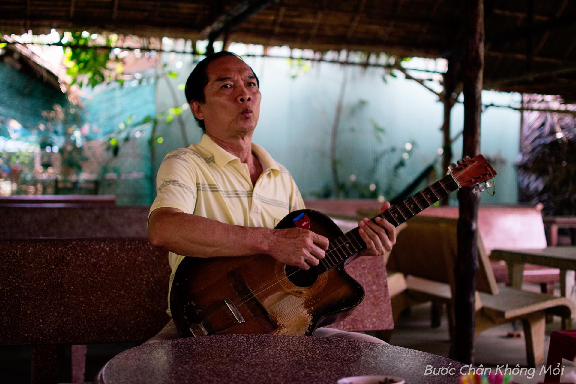 “Về miền Tây nghe đờn ca tài tử” là câu nói mà mọi người thường truyền tai nhau khi đến với miền Tây sông nước. Vọng cổ là một trong những nét văn hóa đặc sắc của miền Tây Nam Bộ, là điều nuôi dưỡng tâm hồn của con người miệt vườn sông nước.
