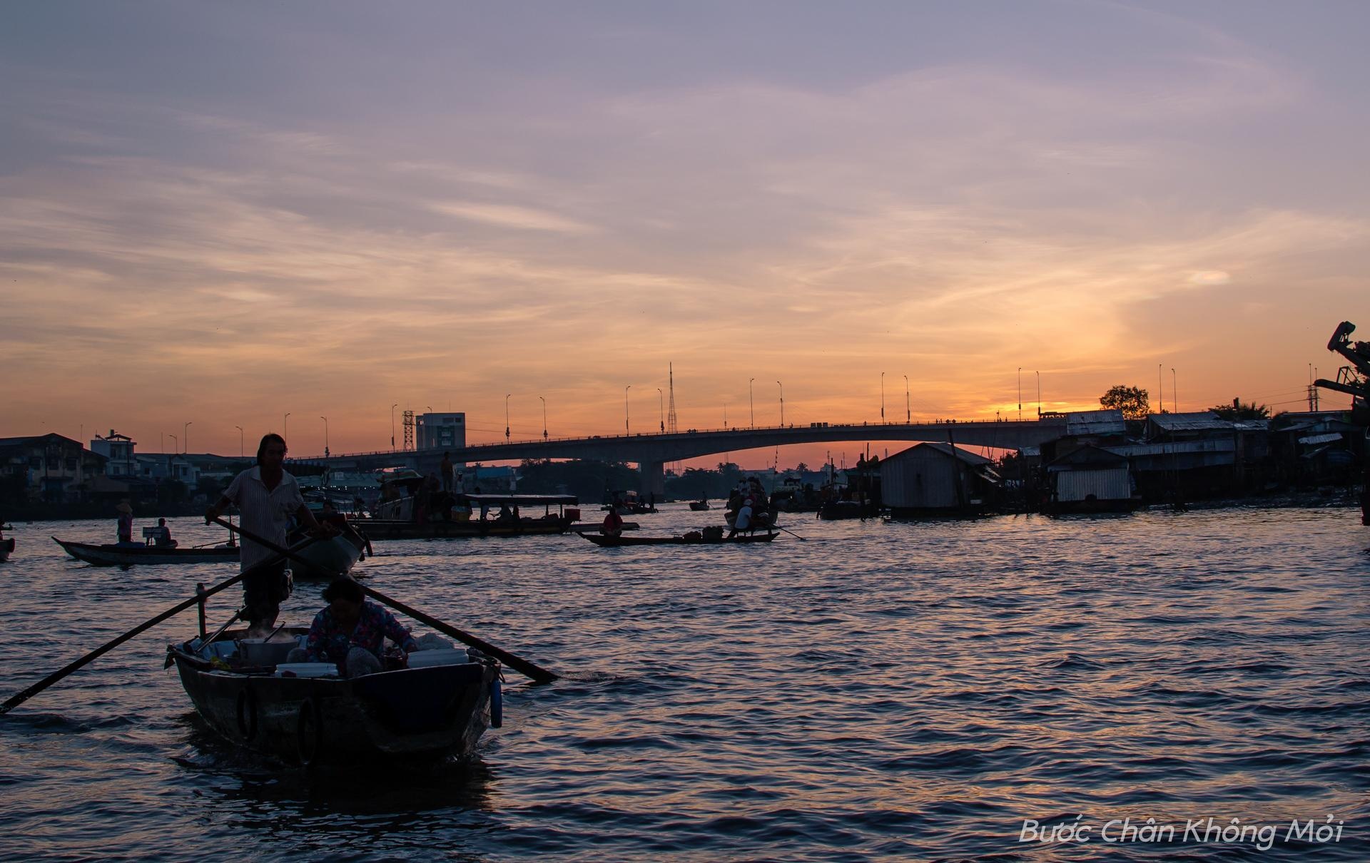 Khám phá chợ nổi Cái Răng lúc mặt trời vừa mới lên giữa những con sóng xô vào mạn thuyền, giữa tiếng máy nổ phành phạch của những chiếc ghe chở đầy hàng hóa. Du khách sẽ được tận mắt chiêm ngưỡng một thế giới thu nhỏ với đủ các sản phẩm miệt vườn nằm la liệt trên sàn hoặc xếp chồng lên nhau tầng tầng, lớp lớp.