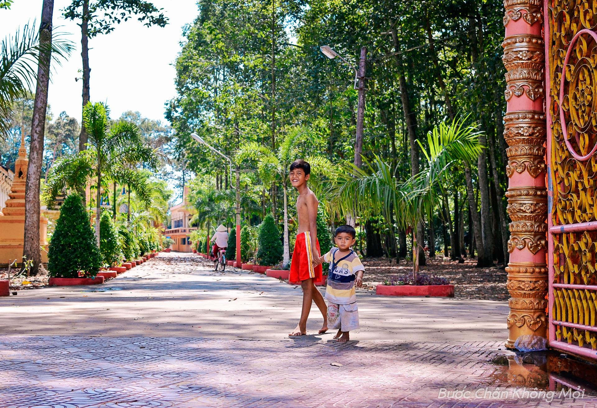 Ngắm nhìn các ngôi chùa của người Khmer có kiến trúc độc đáo, đẹp đẽ và tiếp xúc với những con người thân thiện, chất phác nơi đây.