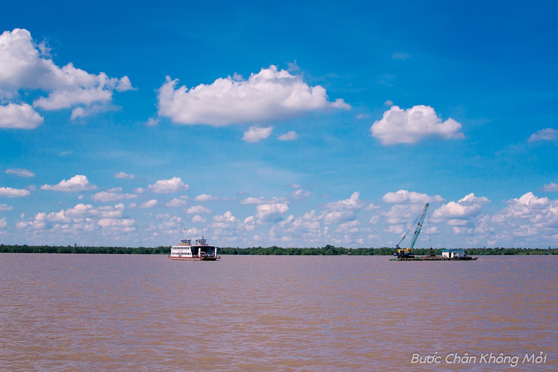 Du khách sẽ đi phà qua những con sông rộng lớn, nặng đầy phù sa cùng những đám mây trắng xóa lơ lửng trên đầu.