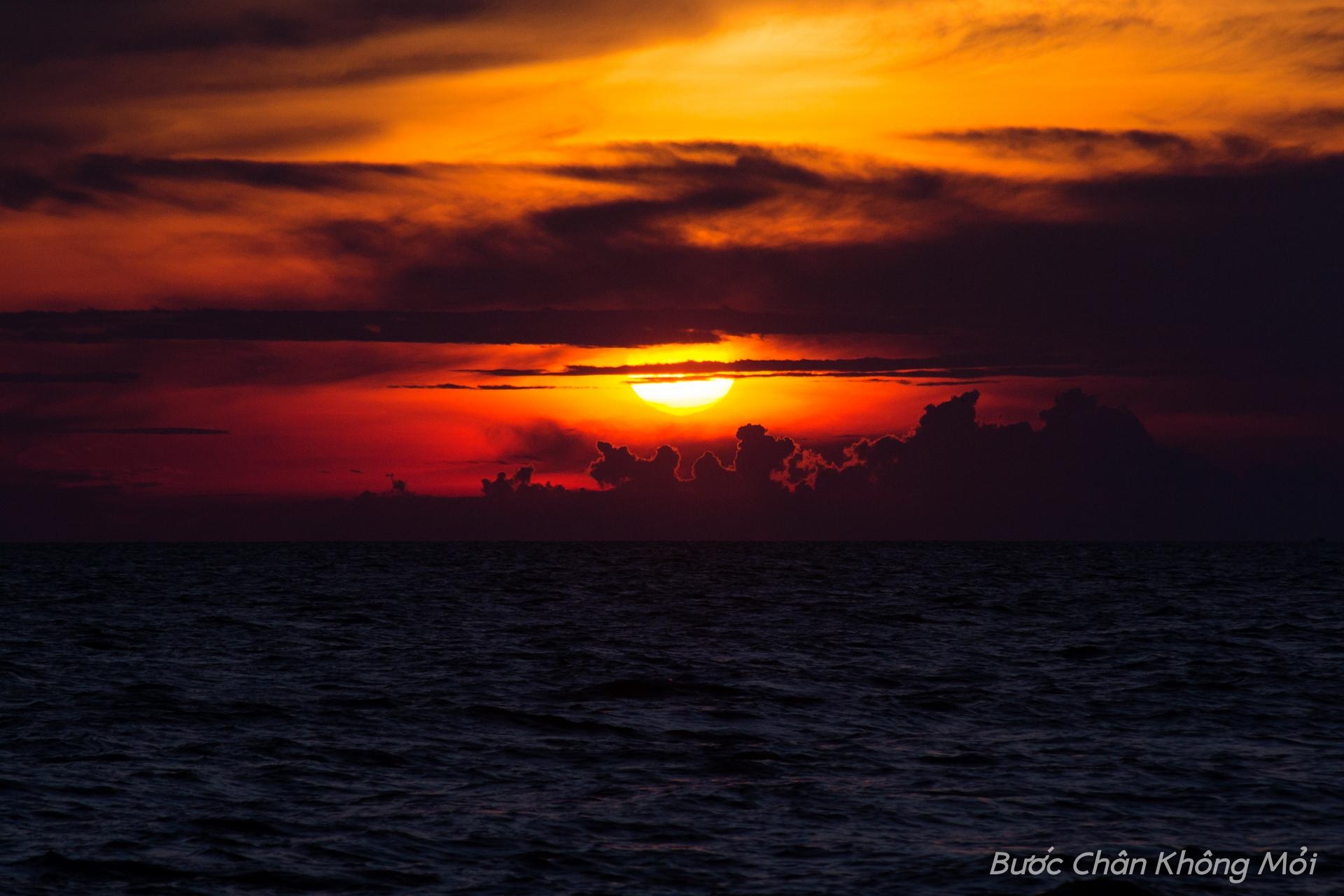 Ngắm hoàng hôn tuyệt đẹp trên biển Hà Tiên là một điều mà du khách khó quên được. Khi những ánh nắng cuối cùng của buổi chiều nhạt dần trên mặt biển bao la, nhuộm màu lên những đám mây, tạo nên khung cảnh say đắm lòng người, giúp du khách quên đi hết muộn phiền, lo lắng.