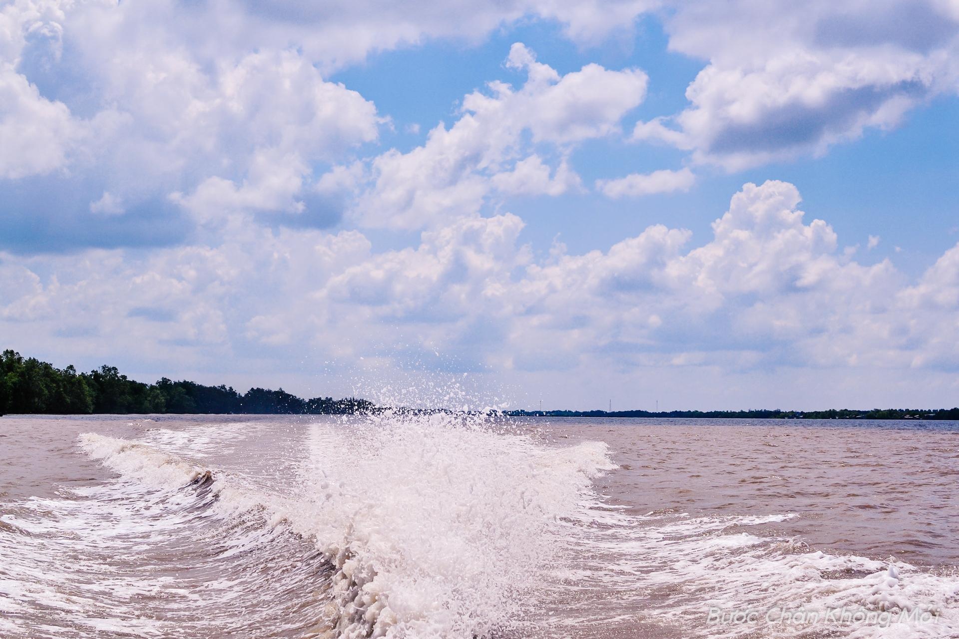 Du khách được ngồi trên tàu cao tốc, băng băng rẽ sóng để tiến ra đất Mũi Cà Mau – nơi đầu sóng ngọn gió của Tổ quốc. Cà Mau có khí hậu mát mẻ quanh năm, là nơi mà bạn có thể tìm đến để tránh cái rét của miền Bắc hay cái nắng dữ dội của miền Trung.