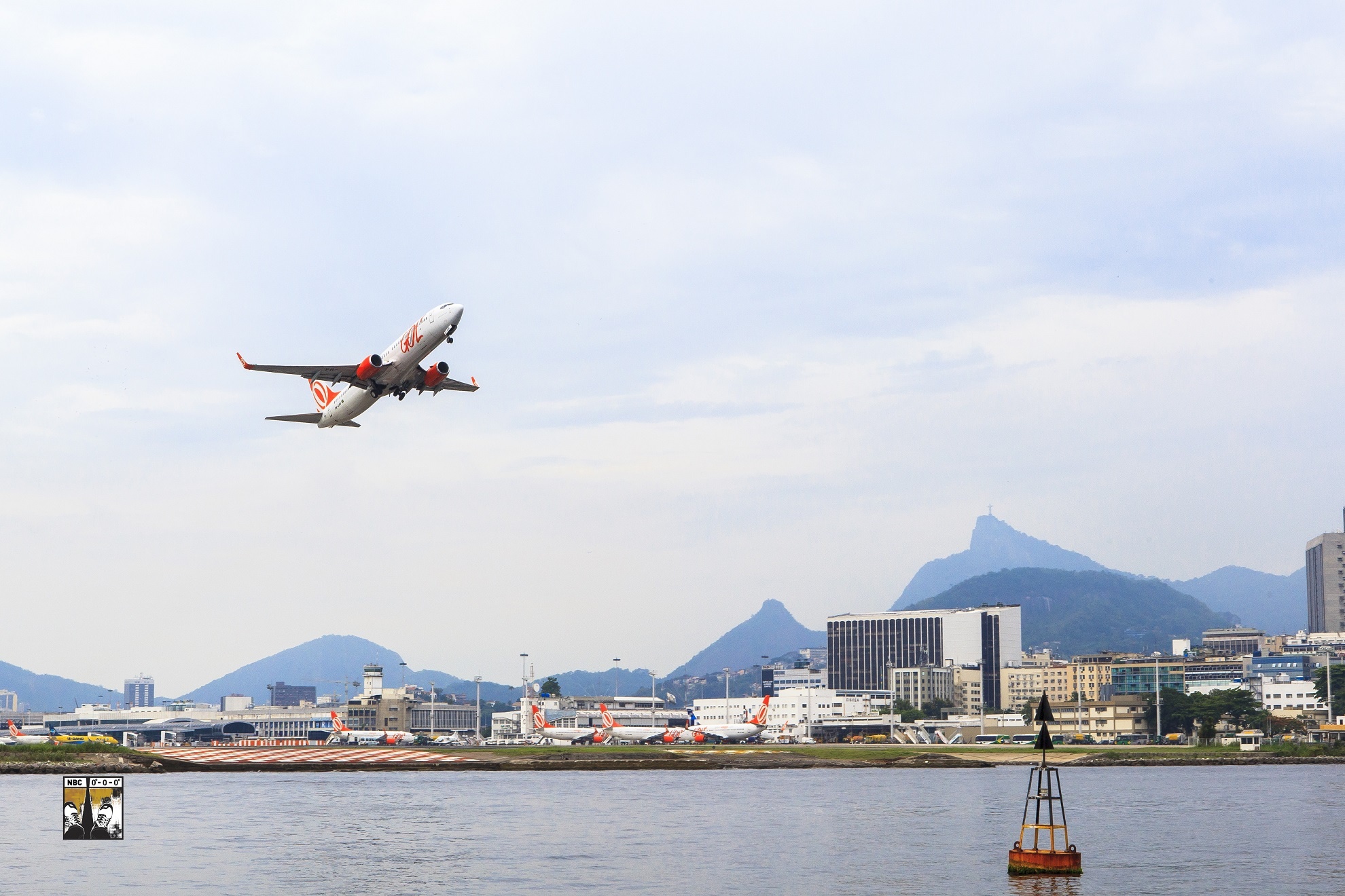 Du thuyền trên vịnh Guanabara ngắm toàn cảnh thành phố Rio với ngọn núi Corcovado phía xa.