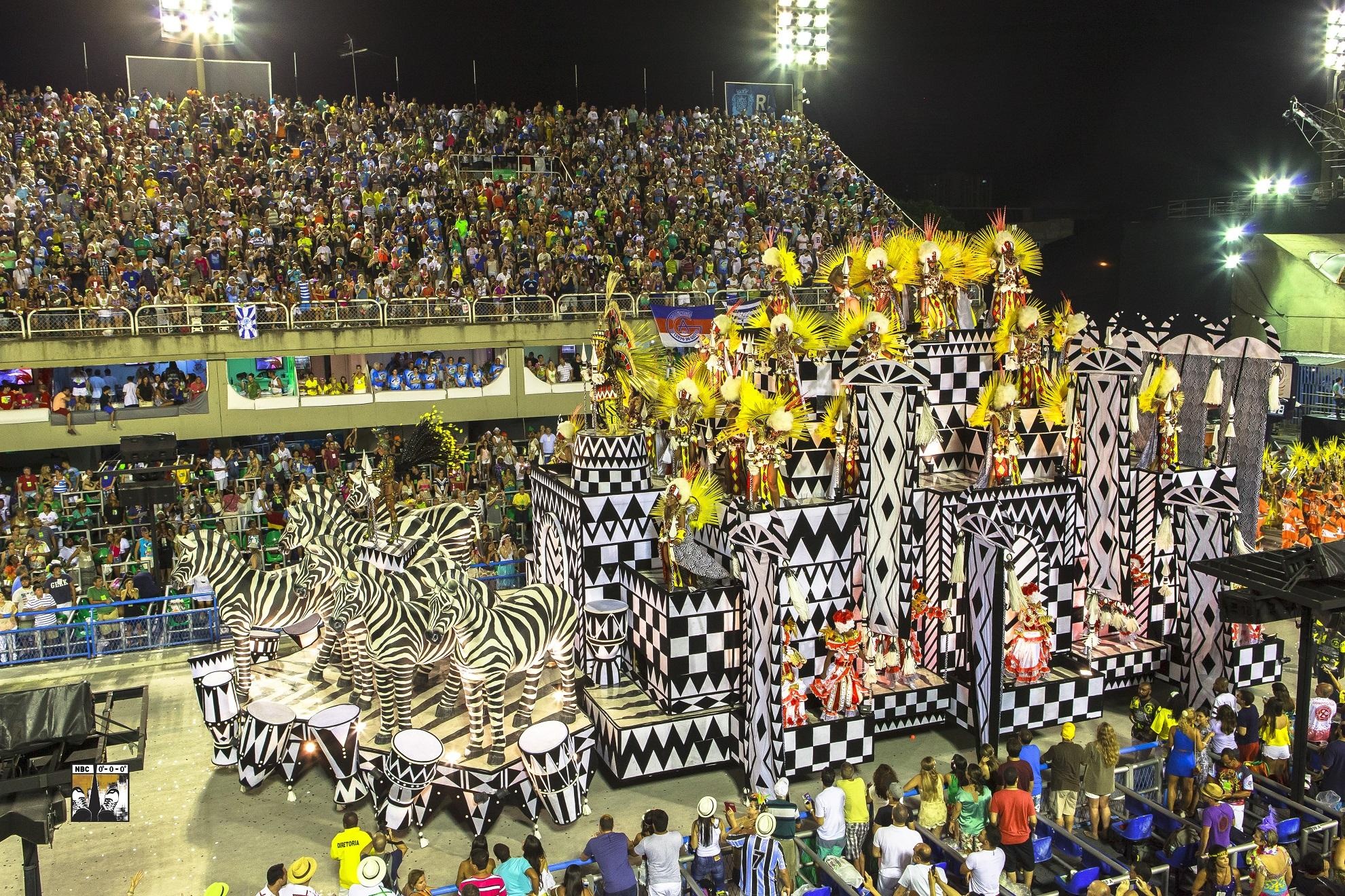 Lễ hội samba đầy màu sắc được tổ chức hàng năm ở Sambodromo.