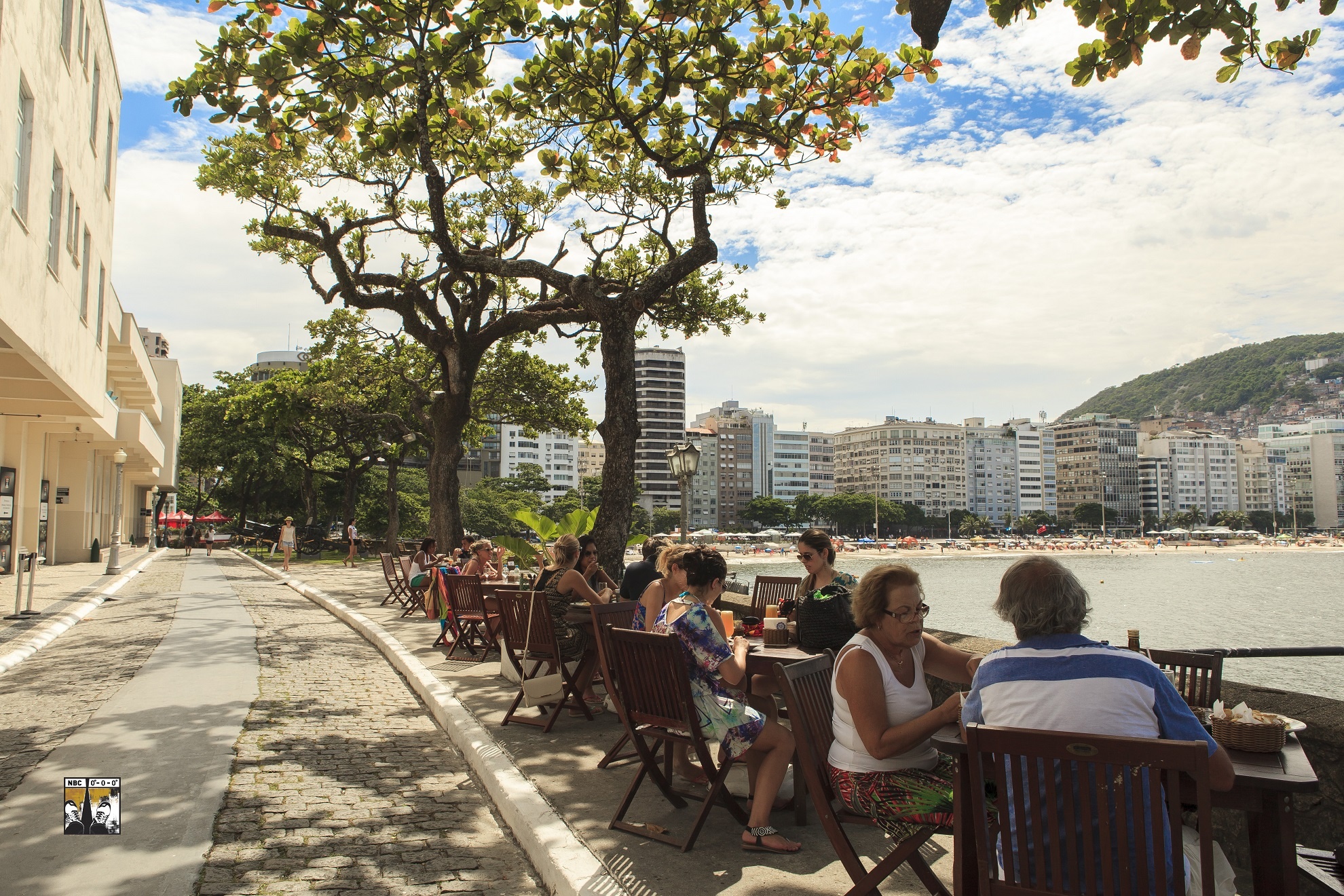 Du khách thường thưởng thức ly cà phê nóng đặc trưng của Brazil ở pháo đài Copacabana.
