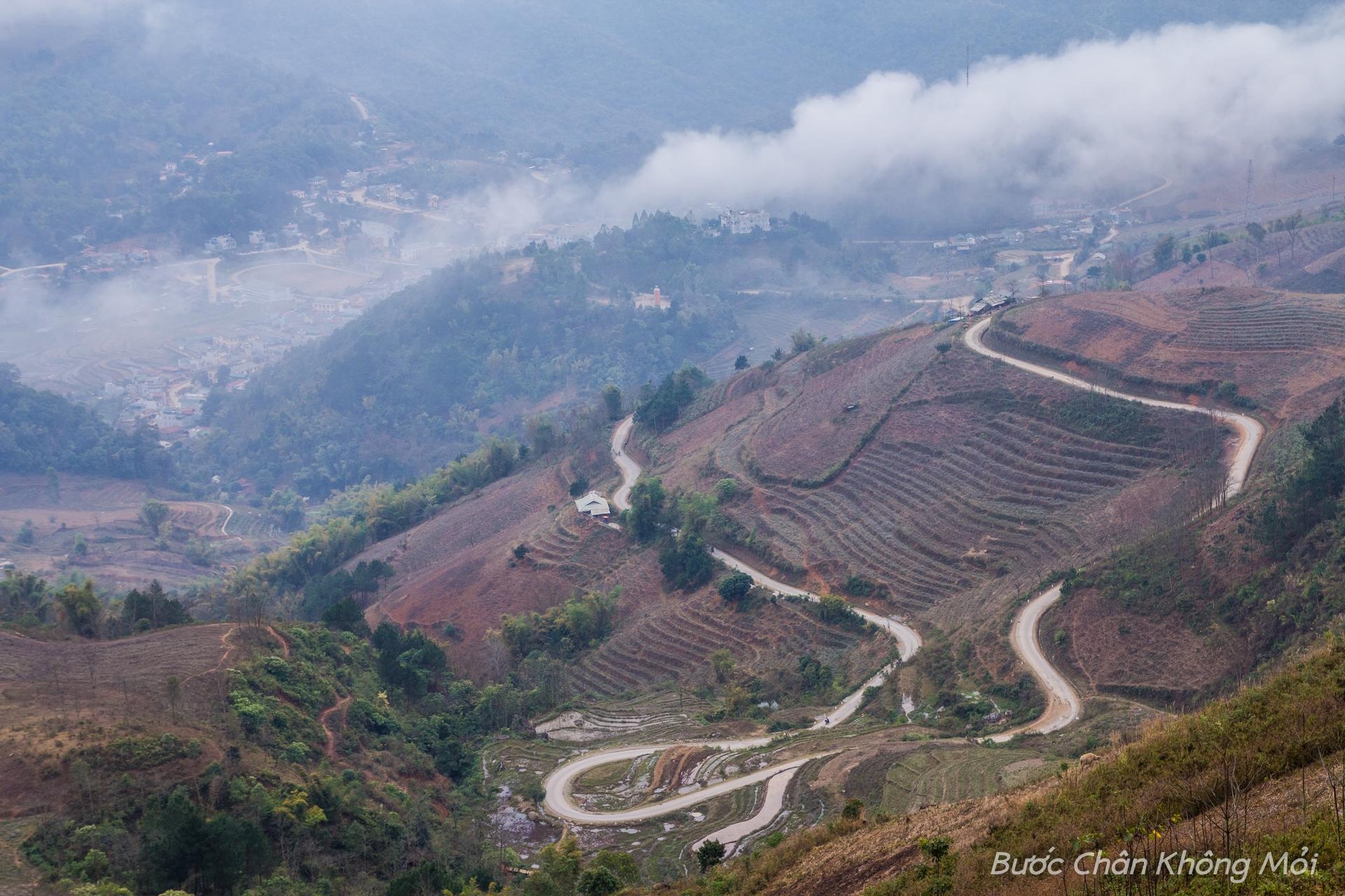 Con đường ngoằn ngoèo từ thị trấn Bắc Yên lên Tà Xùa. Tà Xùa là ranh giới tự nhiên giữa 2 tỉnh Yên Bái và Sơn La, thuộc địa phận xã Bản Công, huyện Trạm Tấu (Yên Bái).