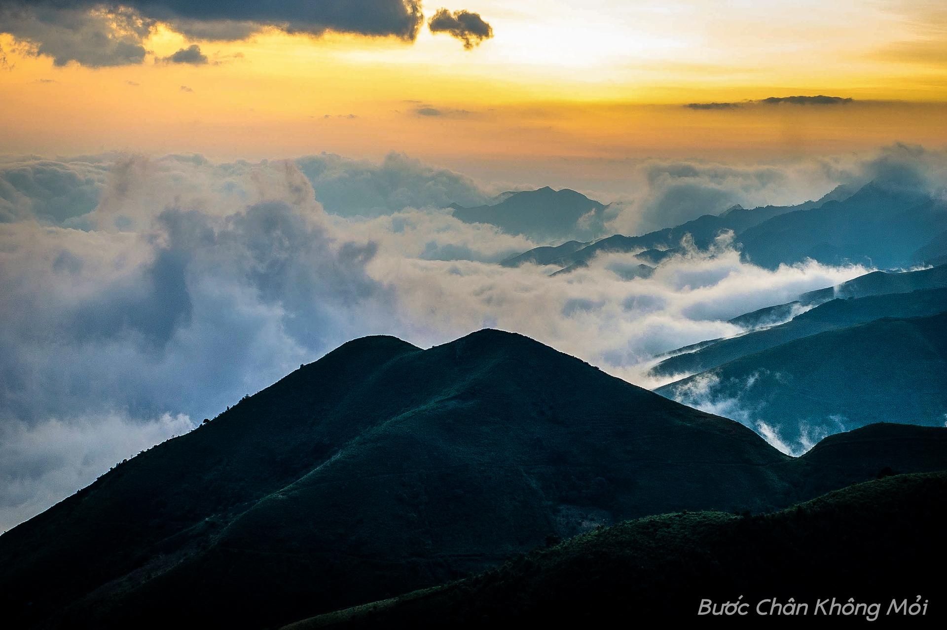 Ngắm nhìn biển mây bồng bềnh ở Tà Xùa, ta có cảm giác như đang đi lạc vào một chốn thiên đường tuyệt diệu bị bỏ quên nơi hạ giới.