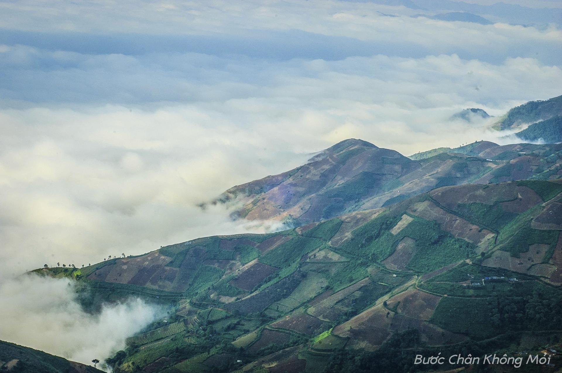 Thời điểm thích hợp để săn mây là từ tháng 12 đến tháng 3, xác suất bắt gặp được biển mây sẽ cao hơn. Tuy nhiên, có những người thiếu may mắn không bắt gặp được biển mây bồng bềnh dưới chân như thế này.