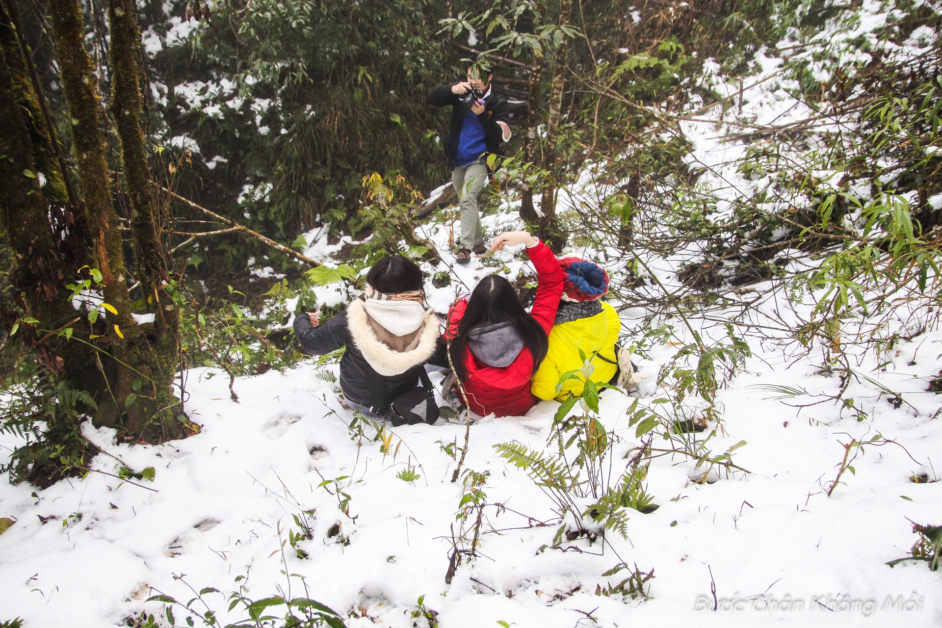 Rất nhiều bạn trẻ thích thú và vỡ oà sung sướng khi lần đầu tiên được chạm vào tuyết.