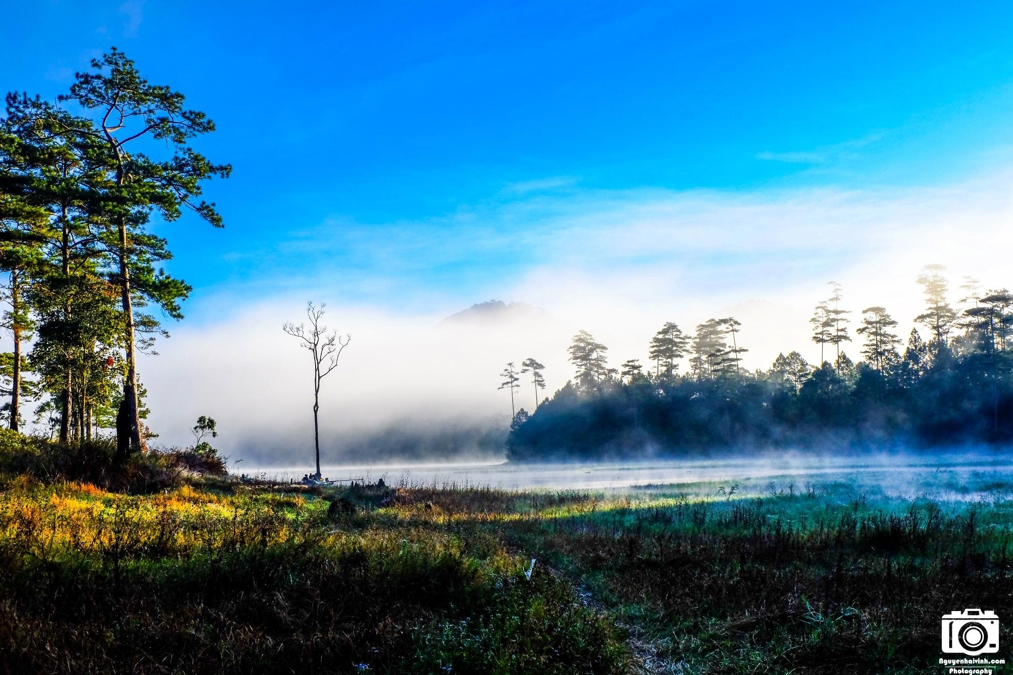 Khi những ánh nắng đầu tiên trong ngày xuất hiện thì mở ra trước mặt chúng tôi là một bức tranh phong cảnh hoàn toàn mới lạ, rực rỡ đầy màu sắc.