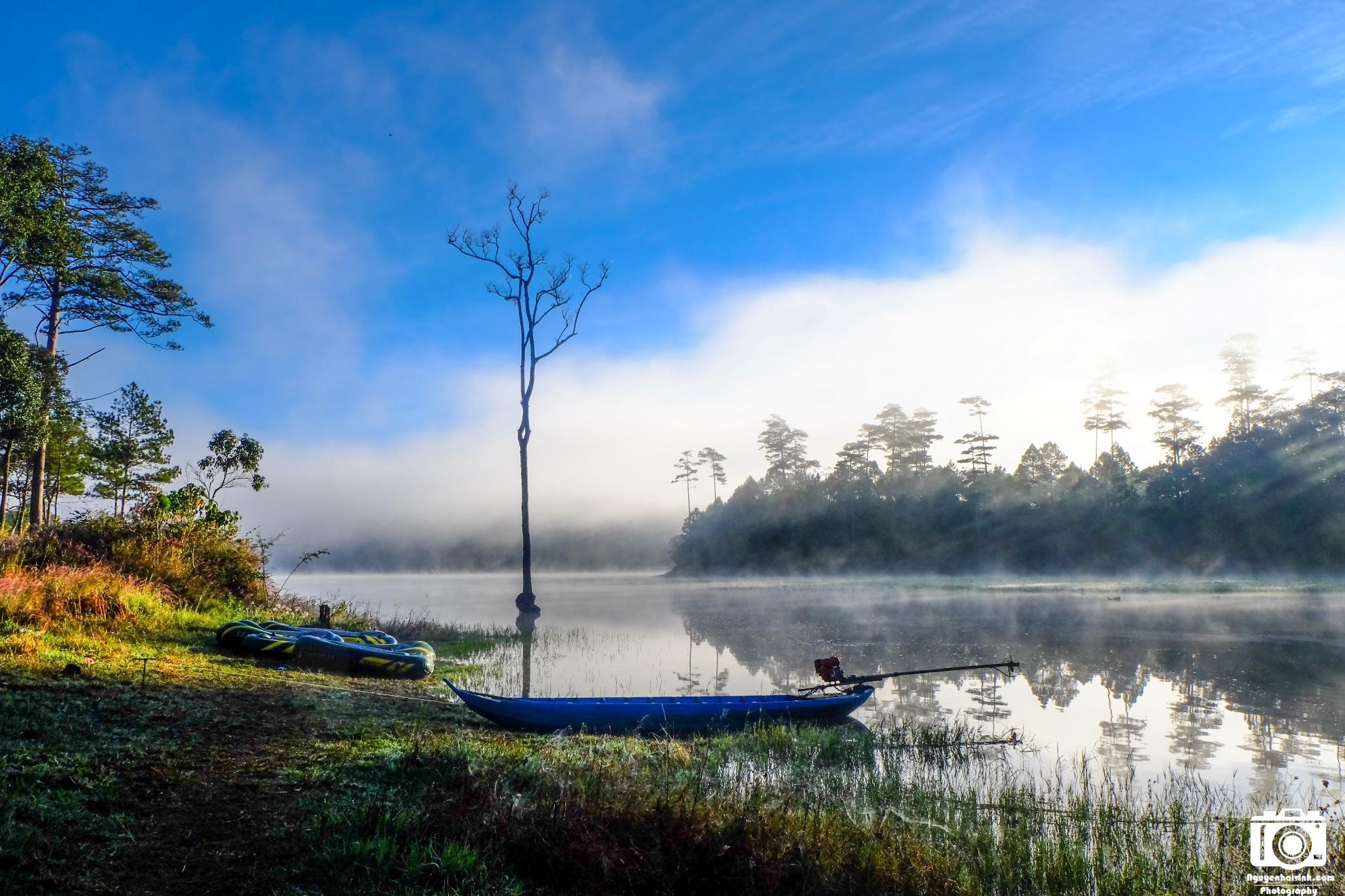 Những chiếc thuyền cao su, thuyền gỗ và cây cô đơn càng làm cho phong cảnh thêm phần thi vị và quyến rũ.