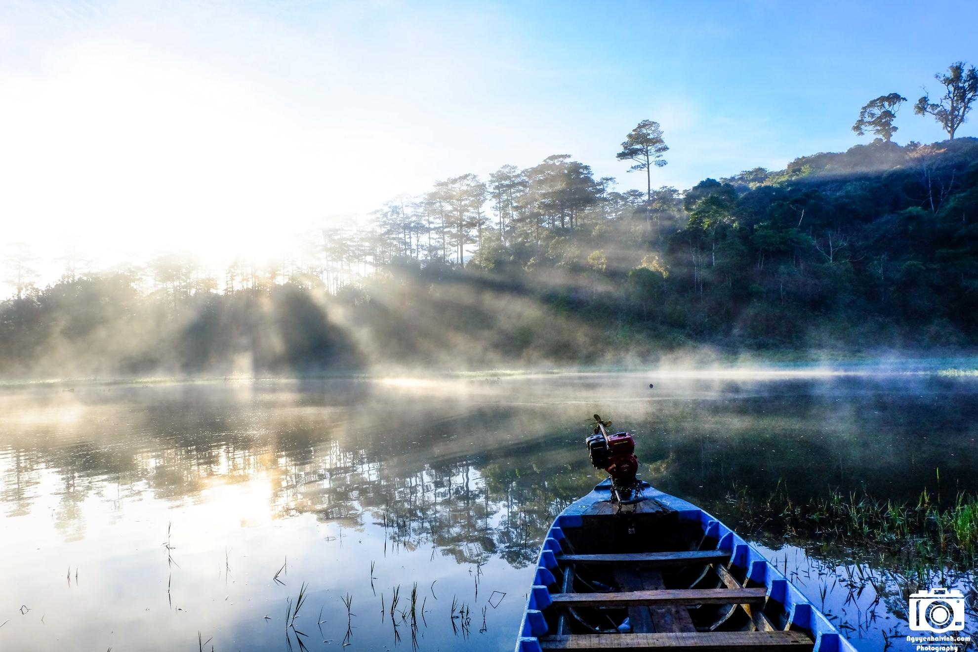 Dù mặt trời đã lên cao nhưng nhiệt độ tại đây vẫn còn khá lạnh, tôi dù mặc 2,3 lớp áo nhưng vẫn xuýt xoa khi có những cơn gió từ mặt hồ thổi vào.
