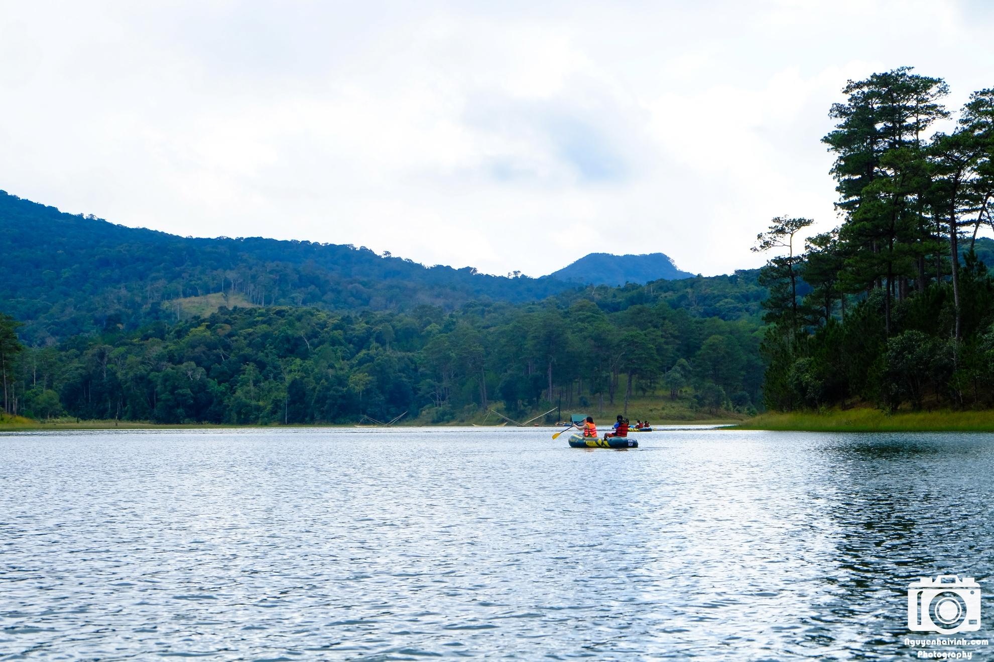 Đợt này chúng tôi lên Đà Lạt là để cắm trại, thử thách đầu tiên chính là vượt hồ Tuyền Lâm bằng thuyền cao su. Cảm giác rất phấn khích và thú vị khi tự tay mình chèo thuyền trên hồ.