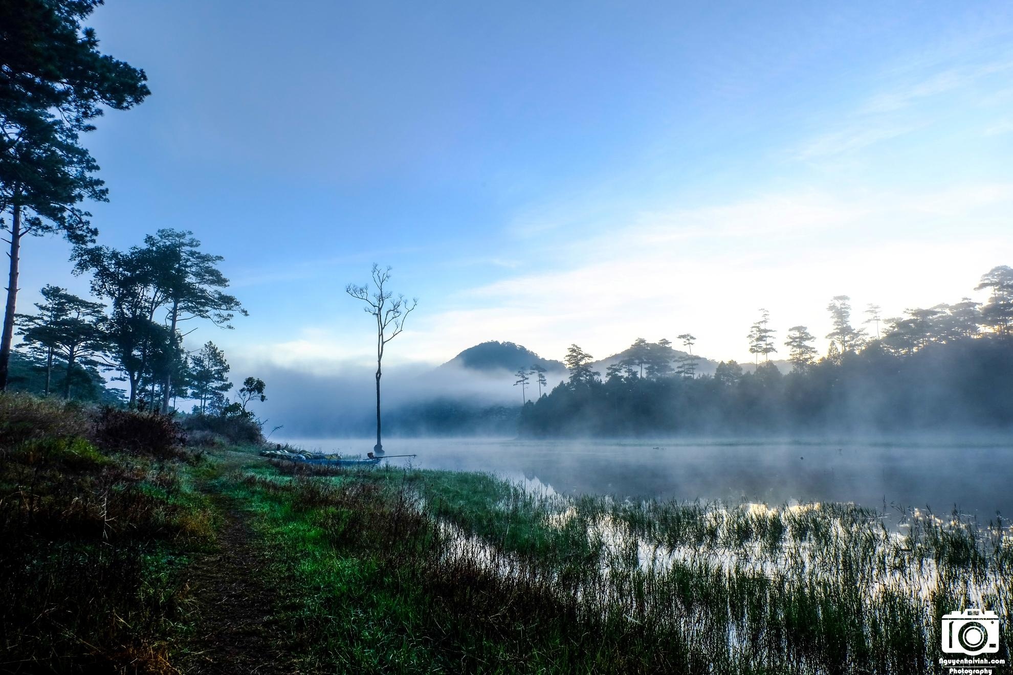 Cảnh đẹp của hồ Tuyền Lâm vào sáng sớm.