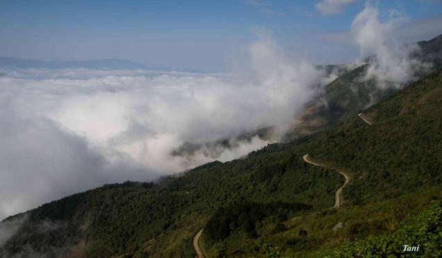 Con đường từ thị trấn Bắc Yên lên Tà Xùa dài 13km cũng thường xuyên chìm trong mây trắng.
