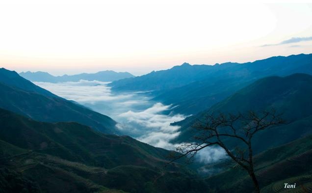 Vào những hôm ít mây bạn sẽ thấy những dòng sông mây trôi lờ lững từ xã Háng Đồng về Tà Xùa.