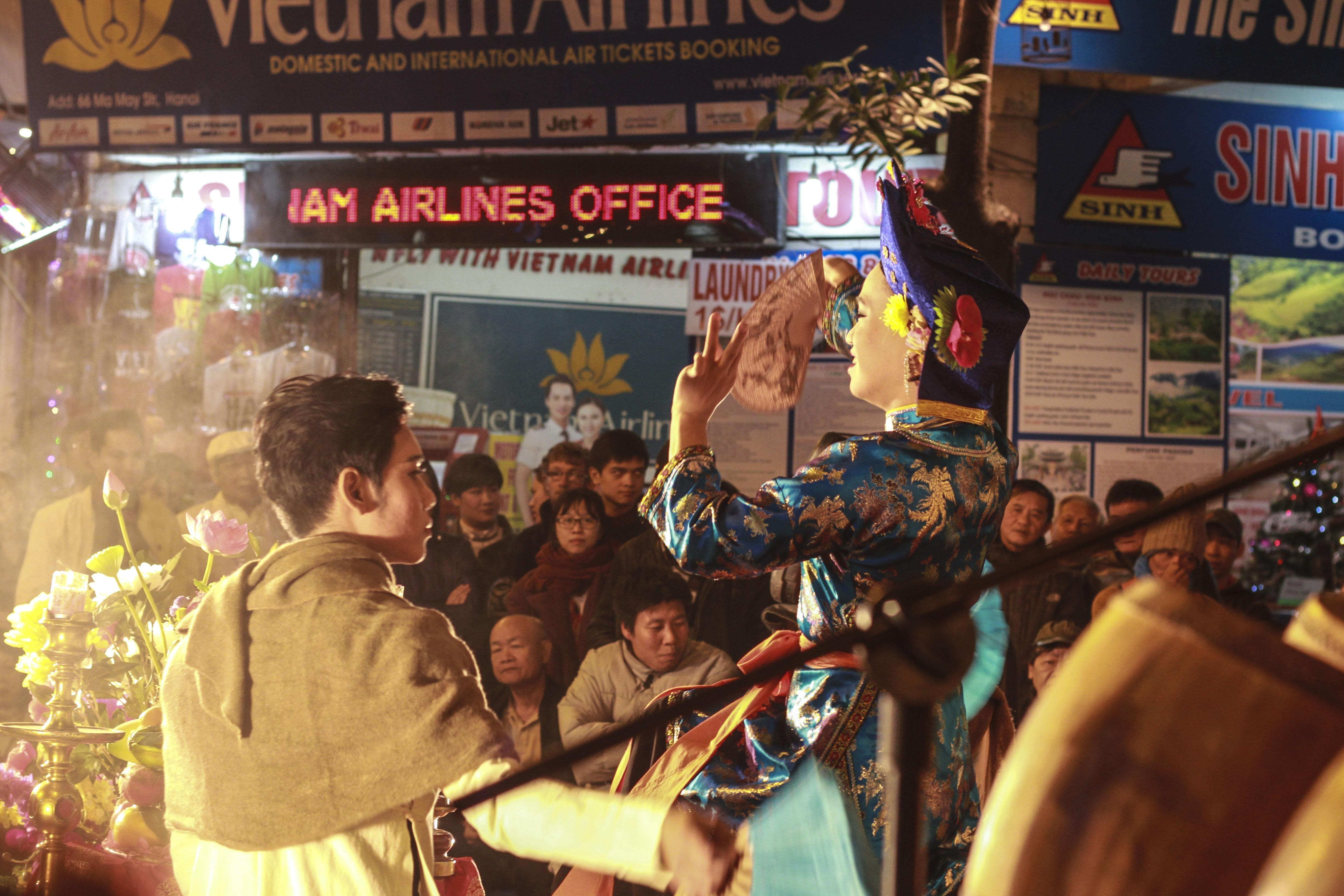 Rất nhiều du khách và người dân đứng xung quanh sân khấu để thưởng thức tiết mục hát chầu văn. Vào 8h các tối cuối tuần trên phố Mã Mây, mọi người sẽ được trải nghiệm các tiết mục thuộc nhiều loại hình văn hóa dân gian.