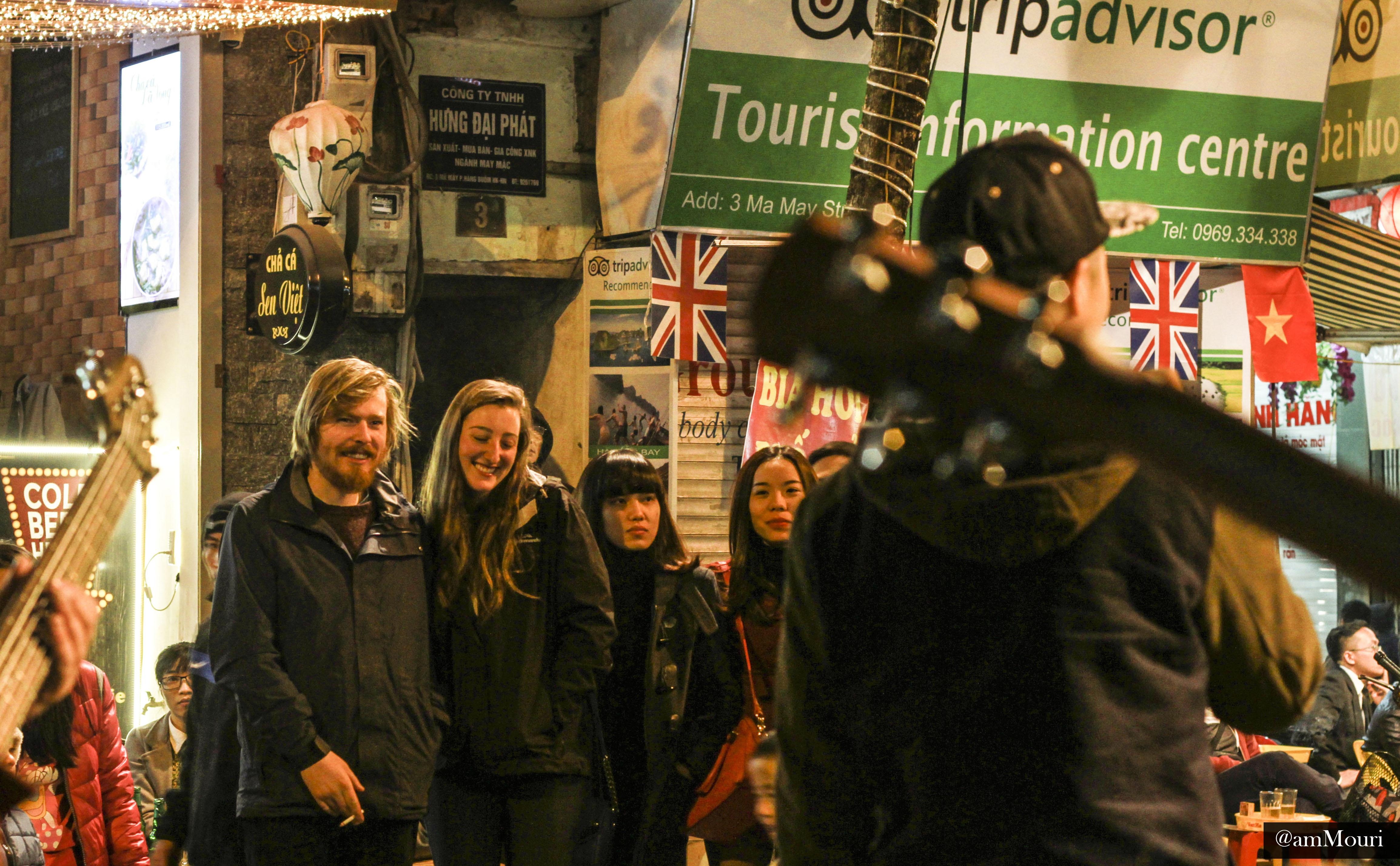 Ở một góc phố khác, du khách được hòa mình vào nhiều bản nhạc sôi động của các nghệ sỹ đường phố với những nhạc cụ như guitar, cajong.