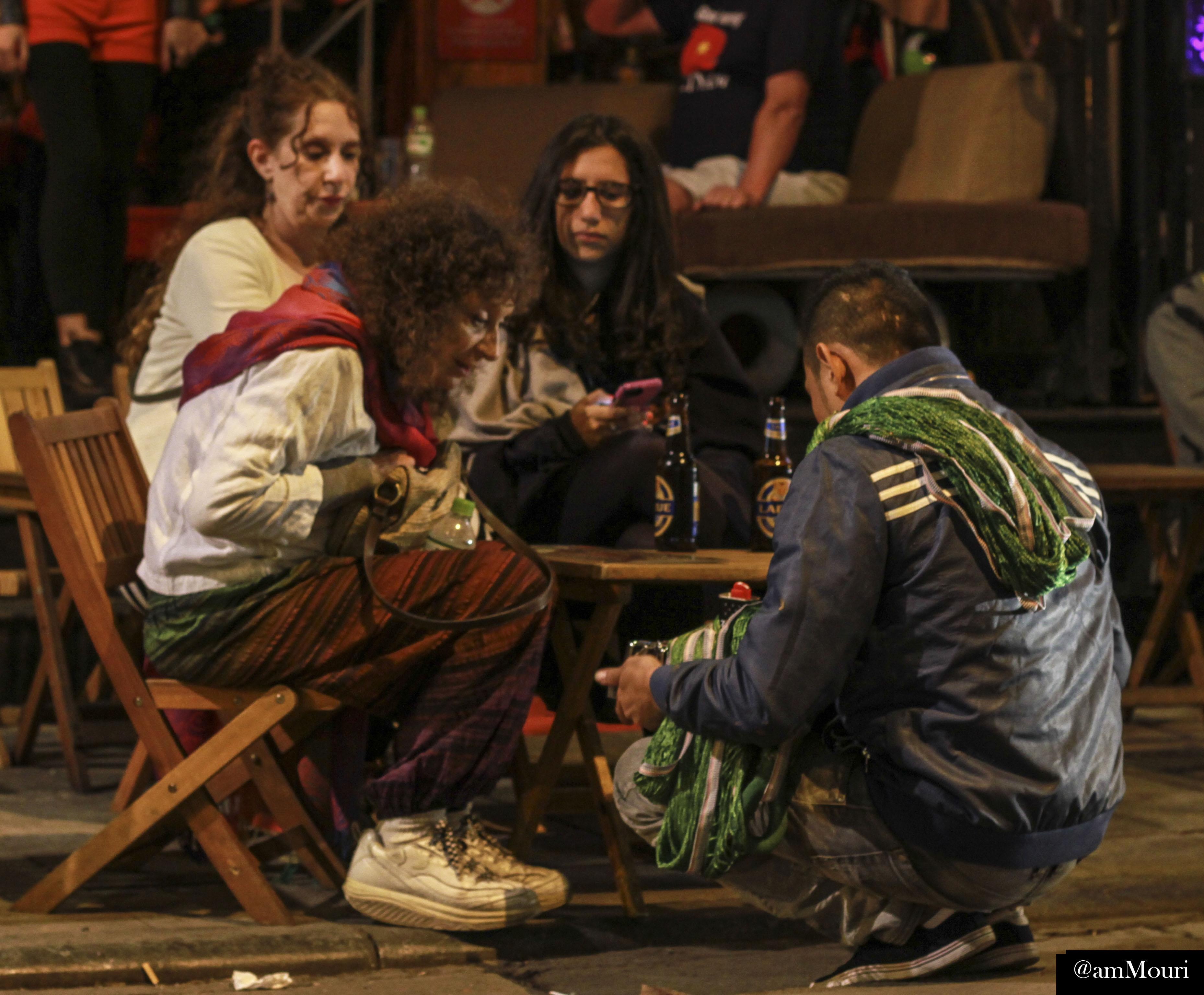 Một anh chàng bán bật lửa thì vẫn mải mê với công việc của mình