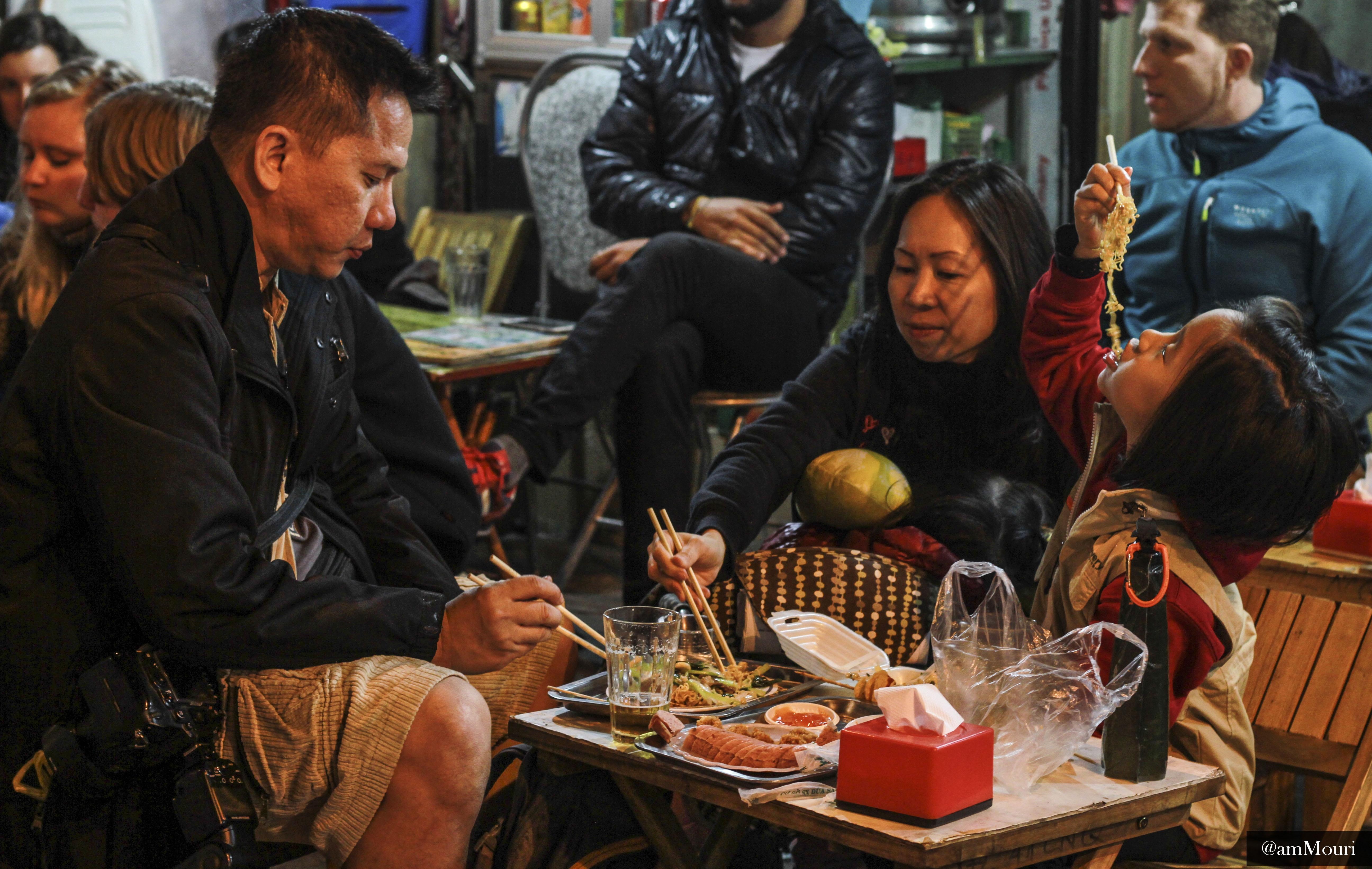 Dem dong soi dong o 'nga tu quoc te' Ha Noi hinh anh