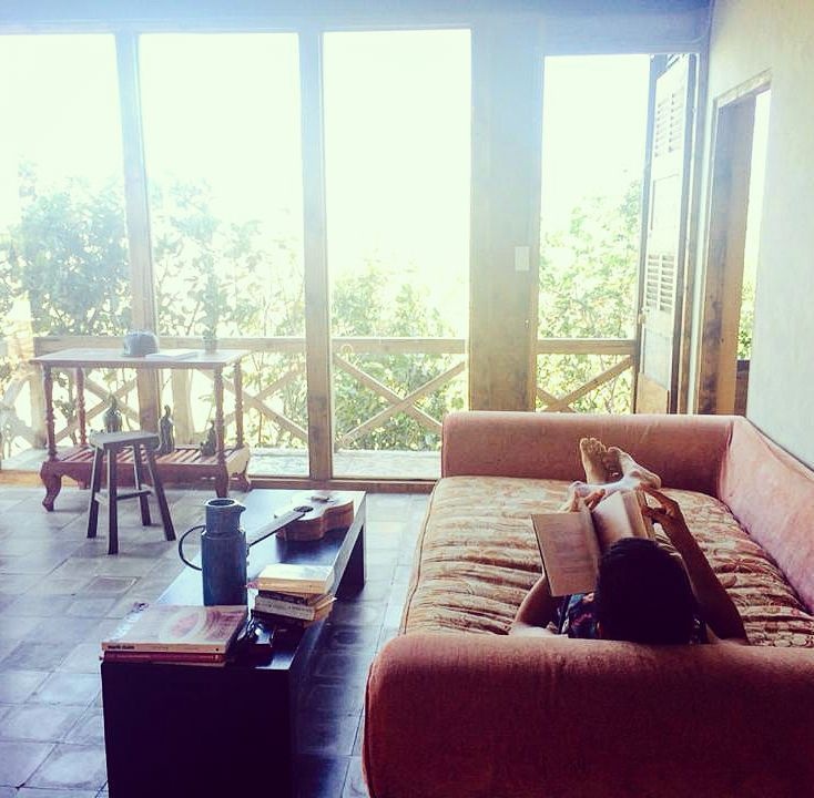 Cả ngày tôi chỉ nằm dài đọc sách, nghe nhạc.