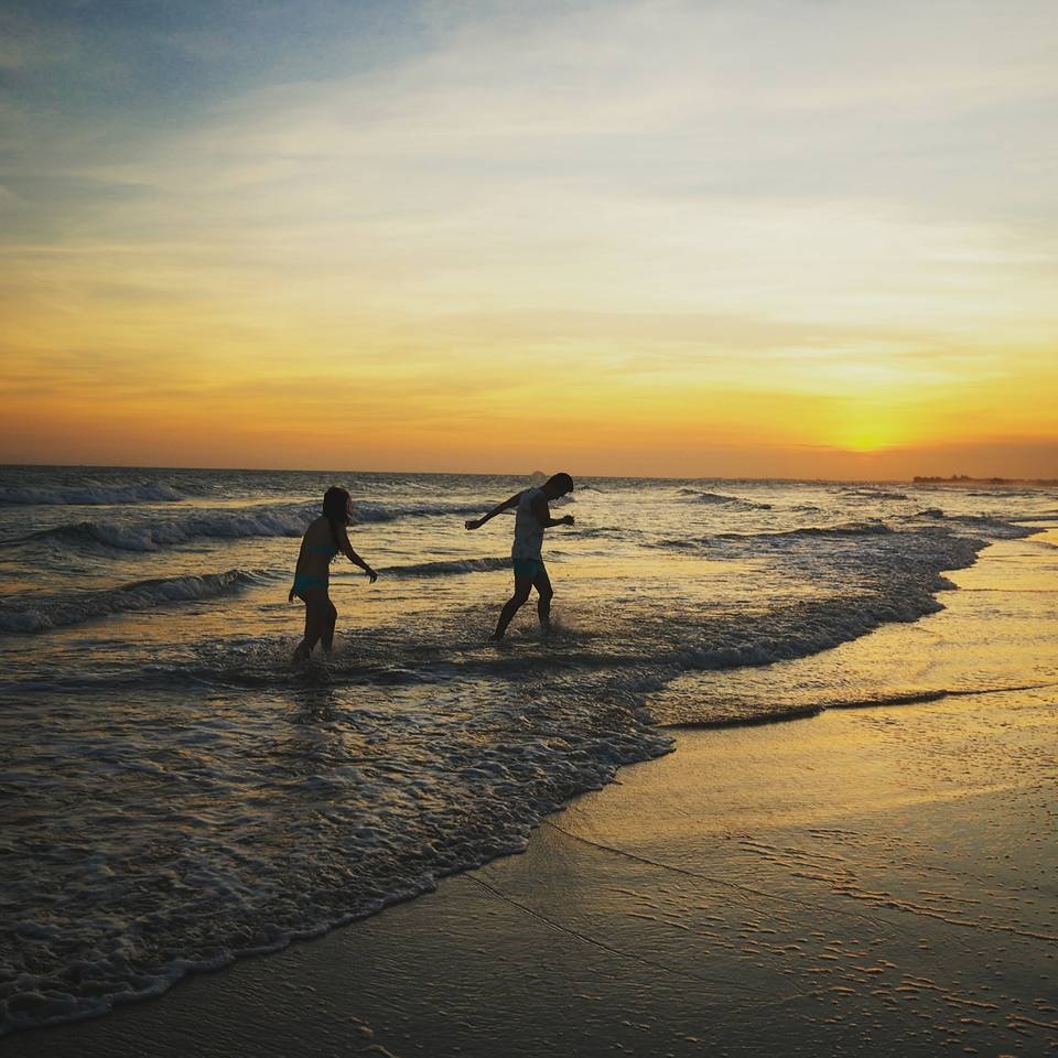 Tắm biển lúc chiều tà.