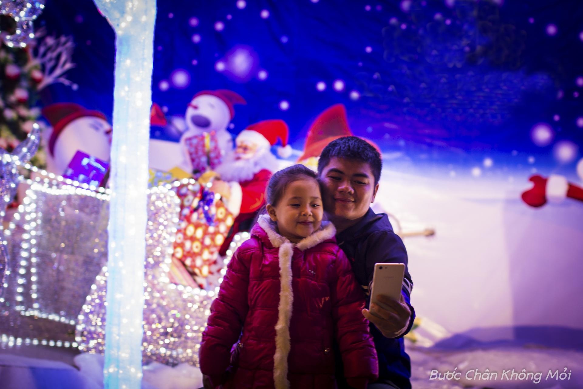 “Tôi đưa con đi dạo thành phố và thấy những ngày này Đà Nẵng trở nên lung linh hơn bình thường. Mấy hôm nay thời tiết se lạnh nên ra đường chỉ cần một chiếc áo khoác mỏng là cảm nhận được không khí của dịp lễ Giáng sinh.” Anh Quang đang sinh sống ở Đà Nẵng cho biết.