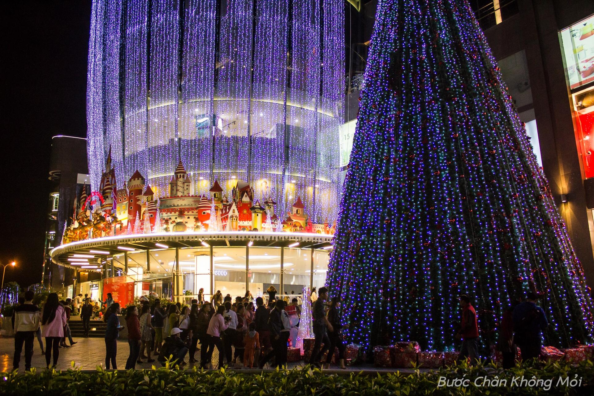 Nhiều người cũng lựa chọn các trung tâm thương mại như siêu thị lớn Big C, Lote Mart, Vincom, Helio Center,… làm điểm đến trong dịp lễ Giáng sinh để vui chơi, chụp hình.