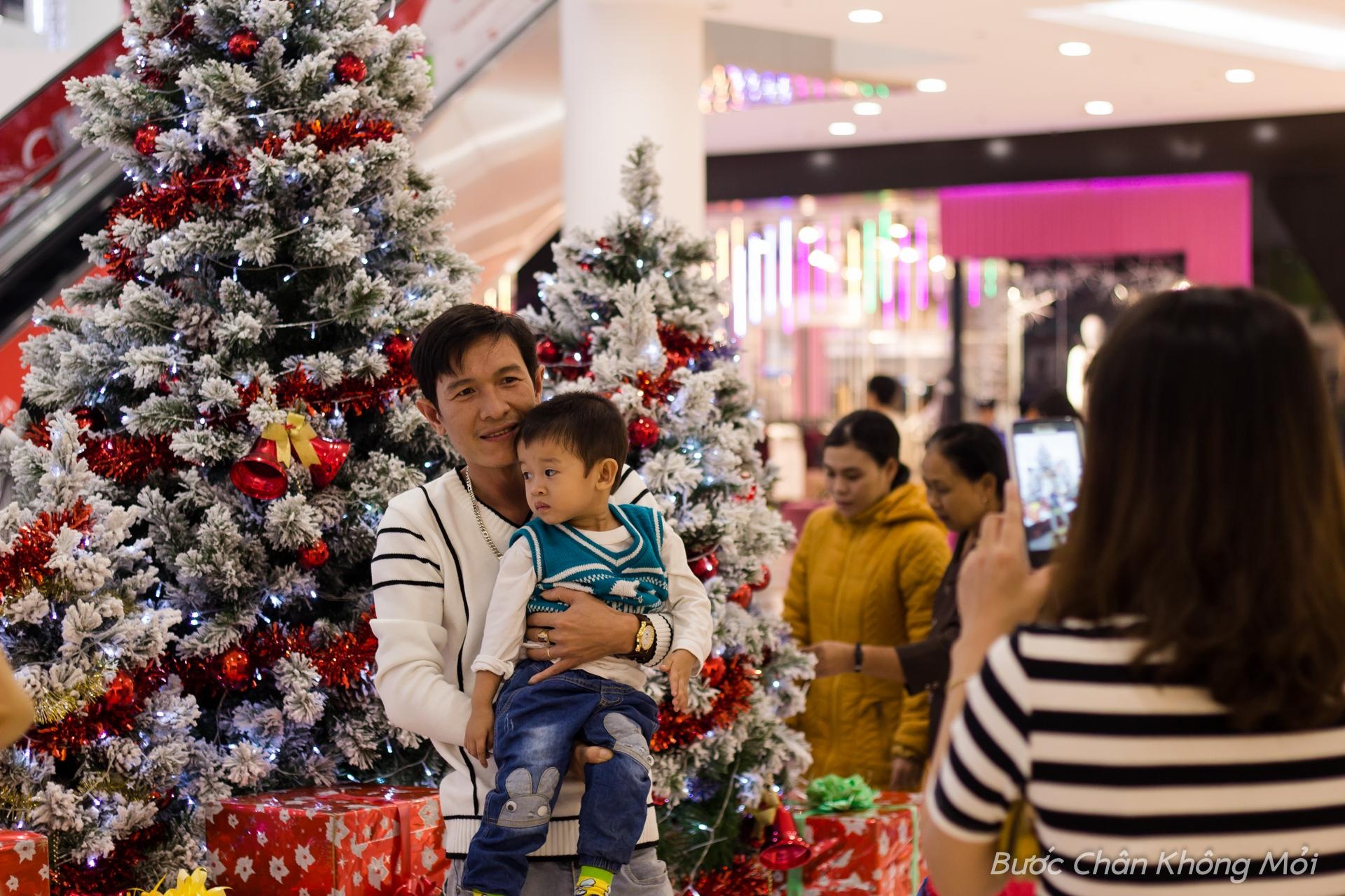 Không chỉ giới trẻ mà các gia đình cũng ra ngoài vui chơi để tận hưởng không khí Giáng sinh an lành, ấm áp.