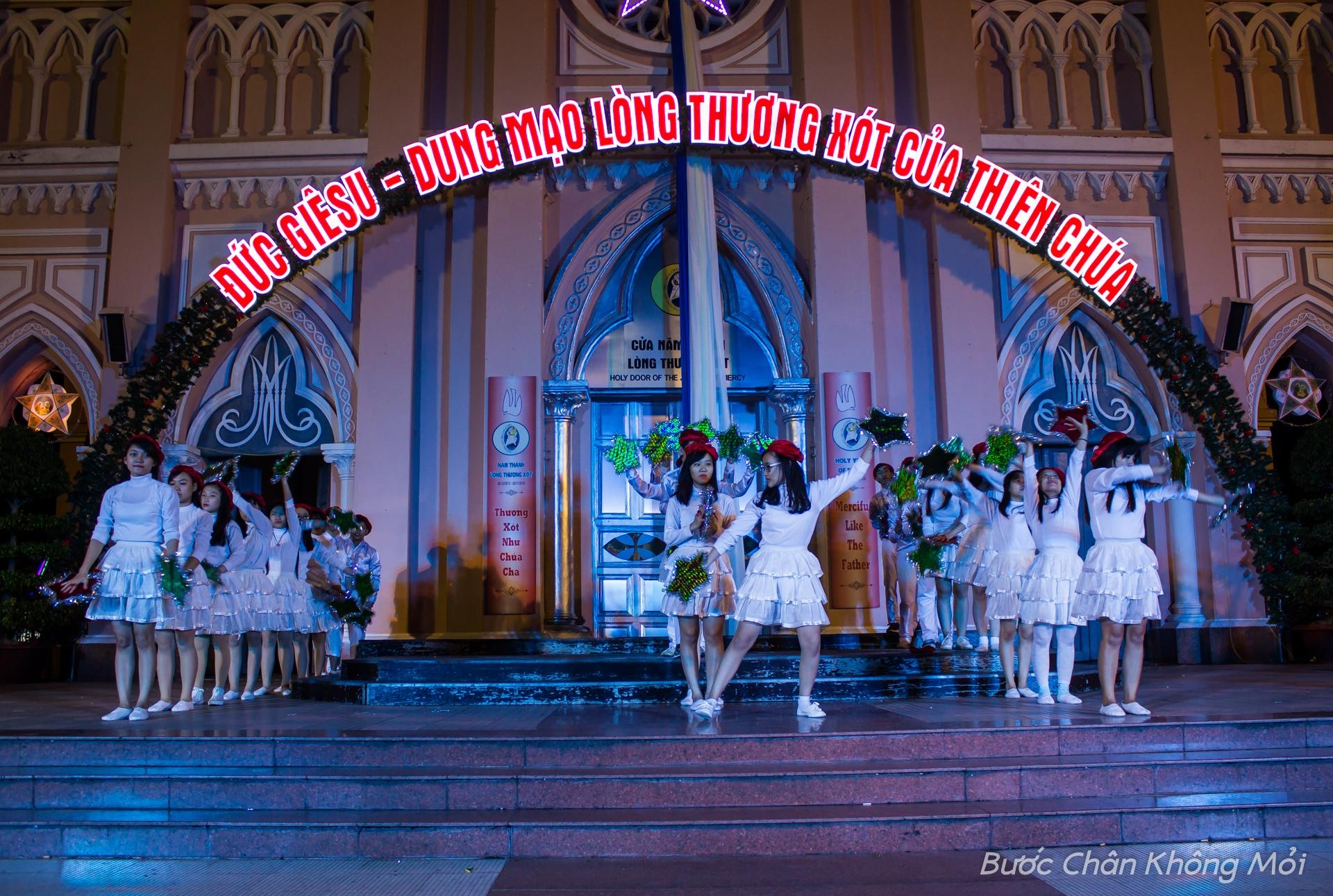 Nhà thờ Con Gà hay còn gọi là nhà thờ chính tòa Đà Nẵng, thu hút rất nhiều người vào dịp Giáng sinh. Những đêm trước lễ Giáng sinh, các tiết mục được tập duyệt kĩ càng để chuẩn bị biểu diễn vào đêm 24/12.