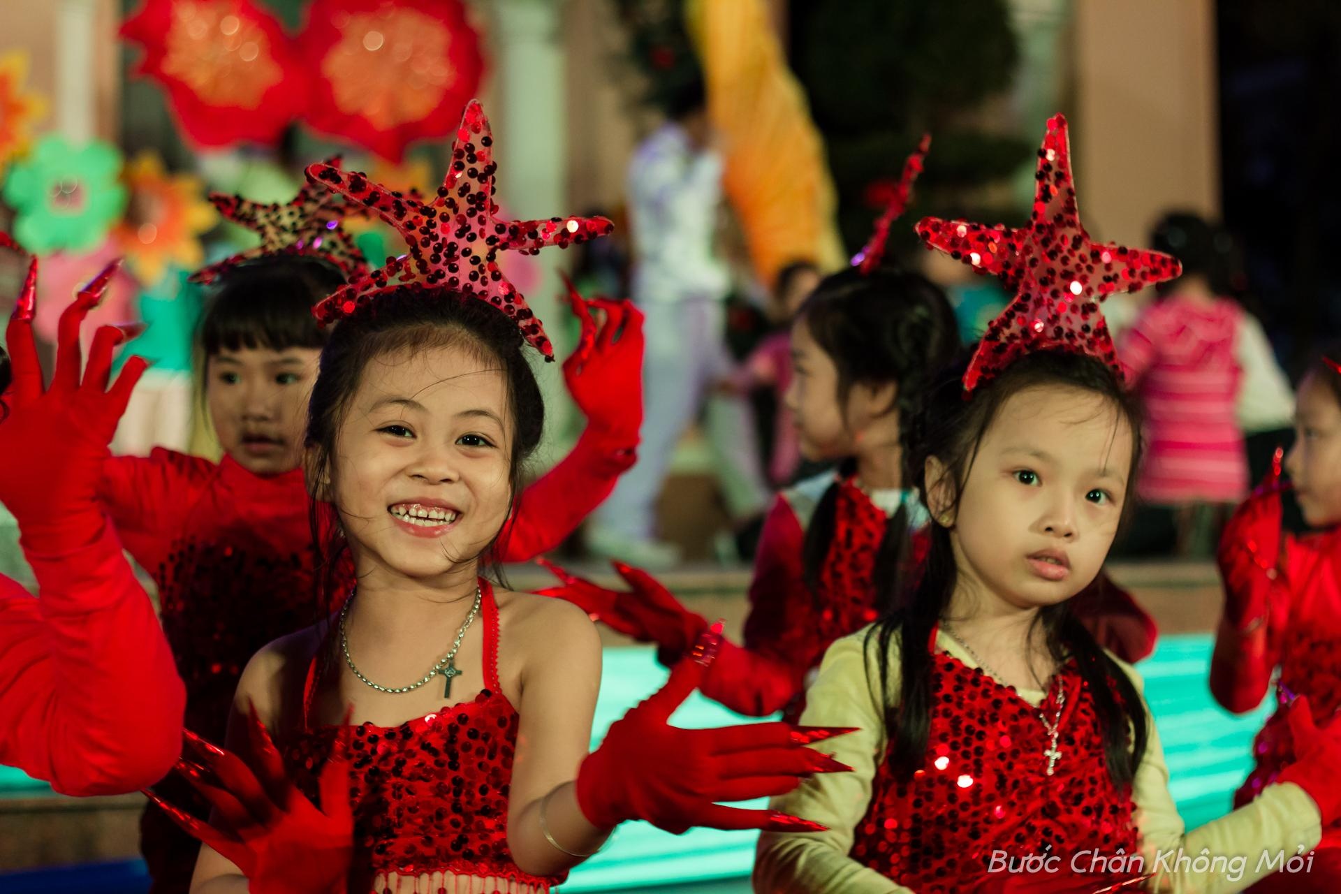 Những em bé San Hô trông thật đáng yêu với bộ đồ rực rỡ, đang nhí nhảnh tập luyện trên sân khấu. 