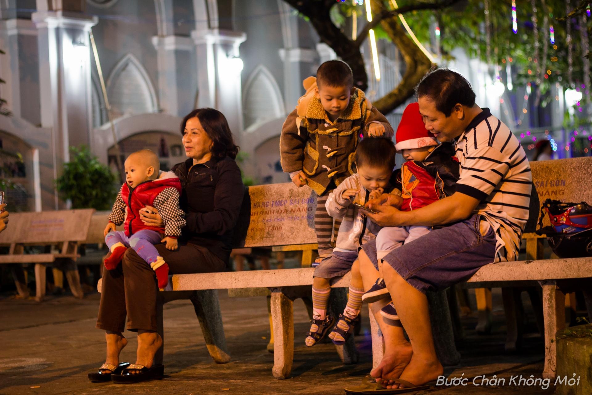 “Cứ đến dịp lễ Giáng sinh, tôi thường đưa con cái đến thánh đường cầu nguyện và vui chơi”, anh Hoàng - một giáo dân đến nhà thờ Con Gà, chia sẻ.
