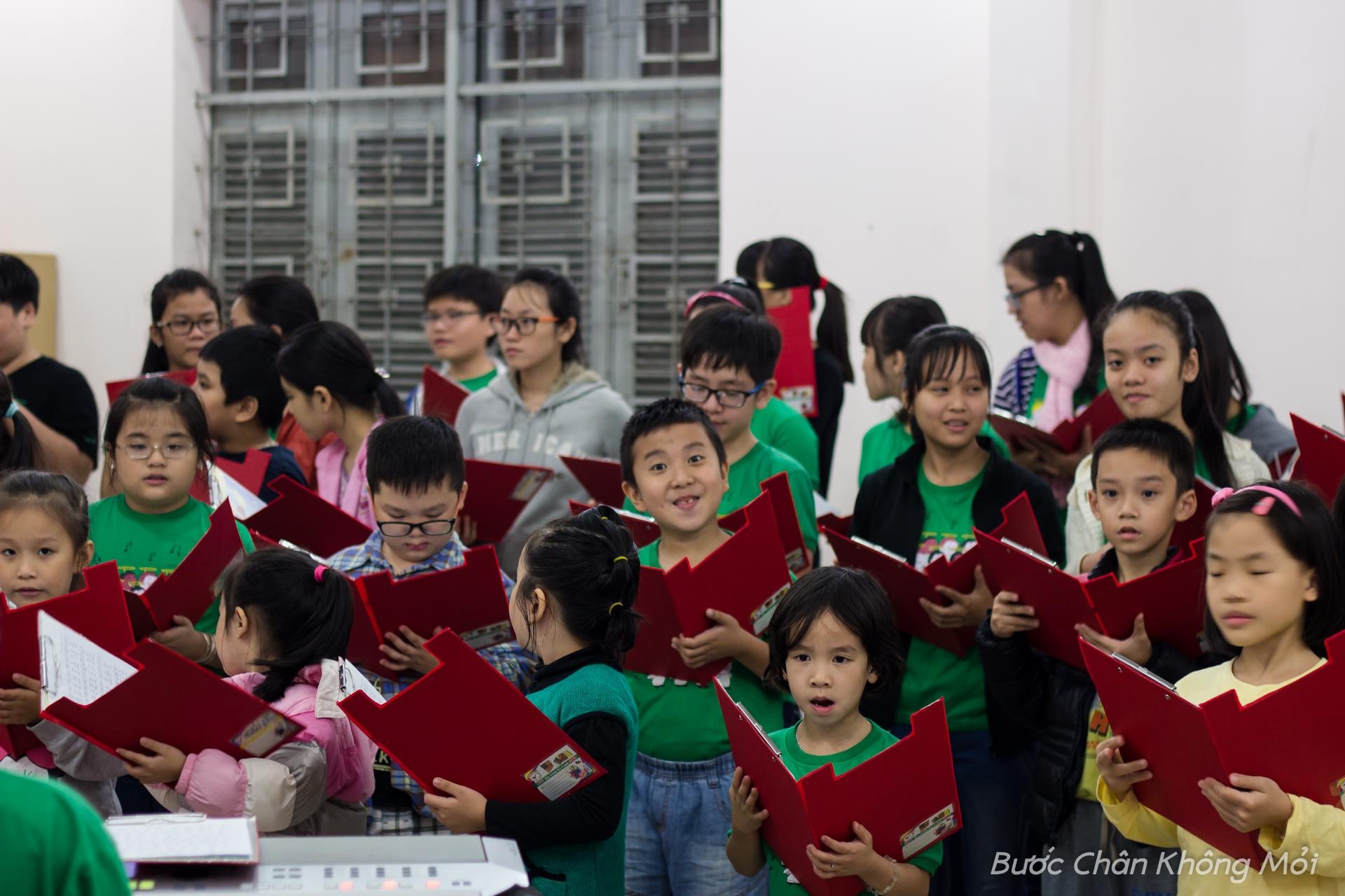 Các em nhỏ tập luyện hát đồng ca những ca khúc Giáng sinh, mang thông điệp yêu thương, lời chúc tốt lành đến mọi người và gia đình có một mùa Giáng sinh an lành.