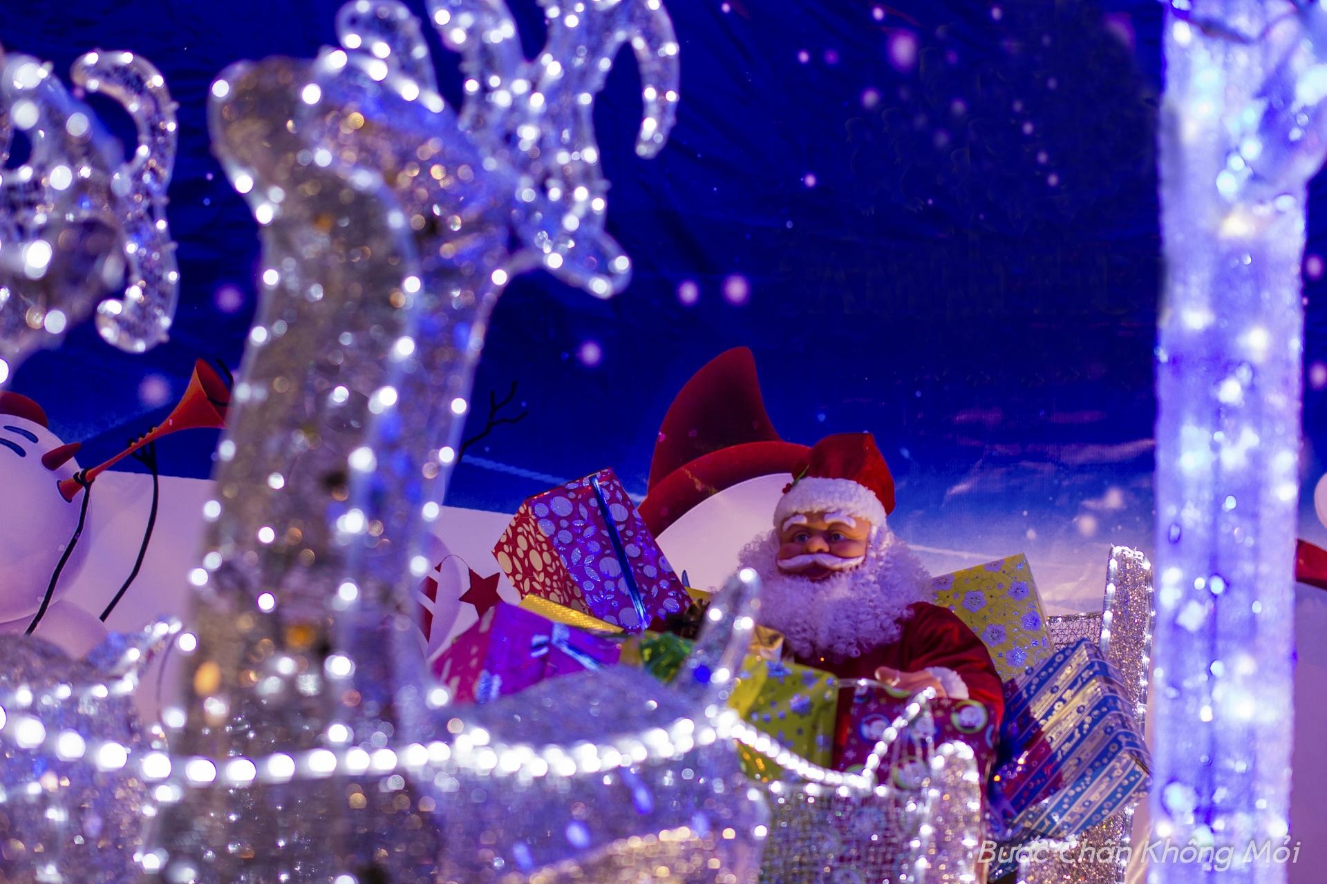 Ở các tuyến phố, nhiều khách sạn, quán cafe, nhà hàng đã đặt các cây thông, ông già noel, tuần lộc và các hộp quà được trang trí bởi những dãy đèn điện đầy màu sắc