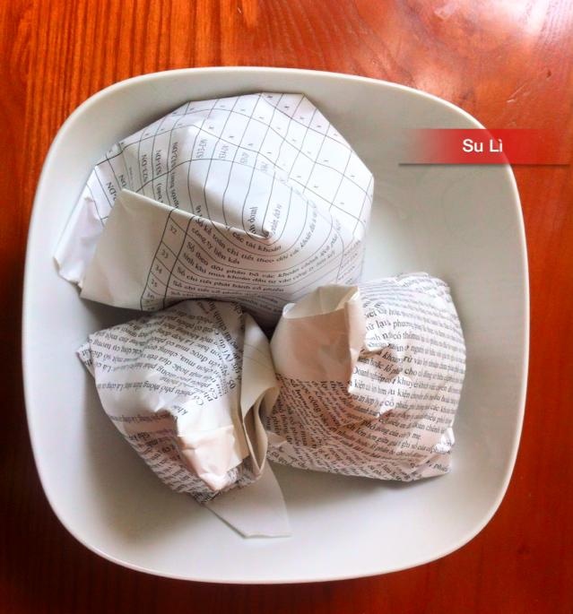 Sau đó xúc đậu phộng vừa đảo đc bọc vào giấy ủ khoảng 15p thì bỏ ra để nguội 