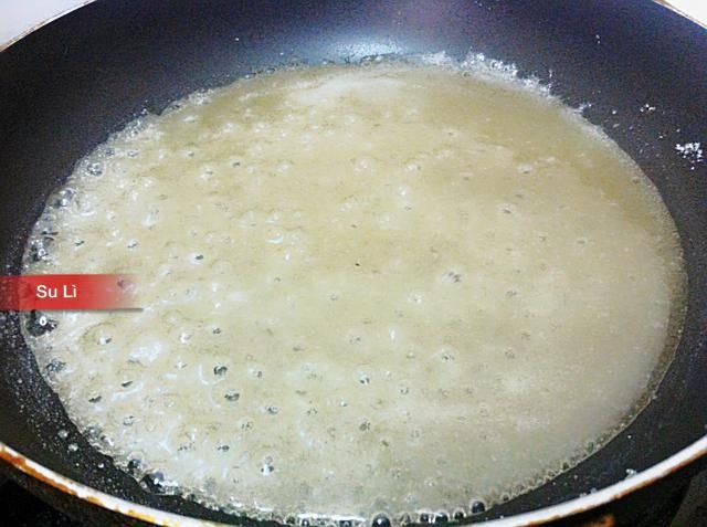 Cho đậu phộng vào chảo, rang nhỏ lửa, chín thì tắt bếp trút ra ngoài.