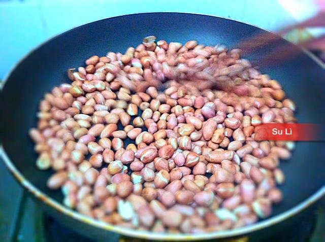 Cho đường và 1/4 chén cơm nước lọc vào đun và quấy đều tay để đường tan chảy đều thì cho đậu phộng và vài giọt vani vào quấy liên tiếp cho tới khi đường trong chảo khô thì tắt bếp tắt bếp nhưng vẫn đảo đều tay 1-2 phút. 