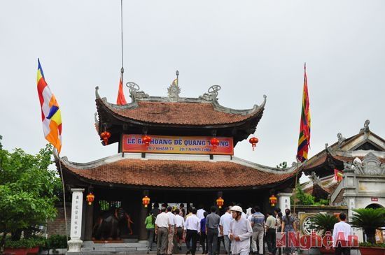 Den tho Vua Quang Trung - diem nhan du lich thanh Vinh hinh anh