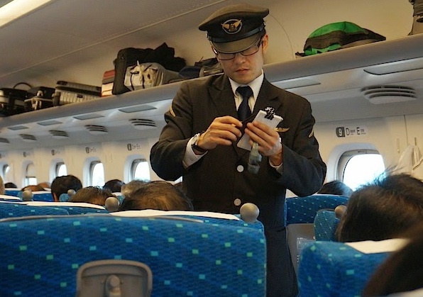 Bi kip su dung tau sieu toc hanh tai Nhat hinh anh