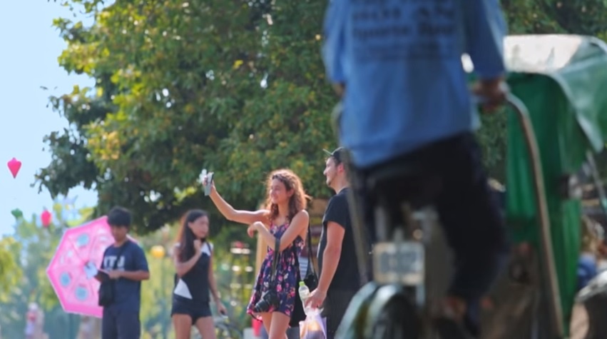 Hon Viet trong pho co Hoi An qua goc nhin rat Tay hinh anh