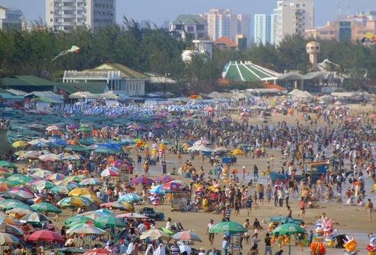 Cam du khach to chuc an nhau tai bai bien Vung Tau hinh anh