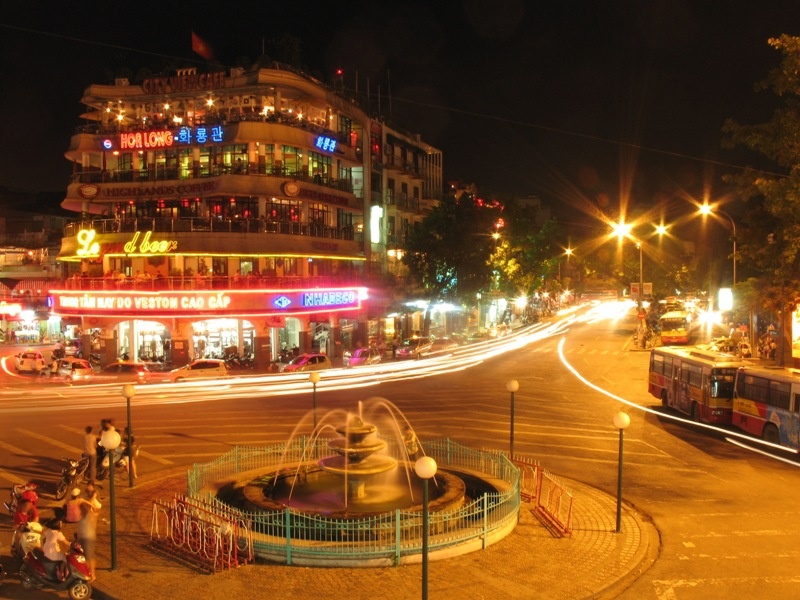 Pho co Ha Noi day mau sac dem cuoi tuan hinh anh