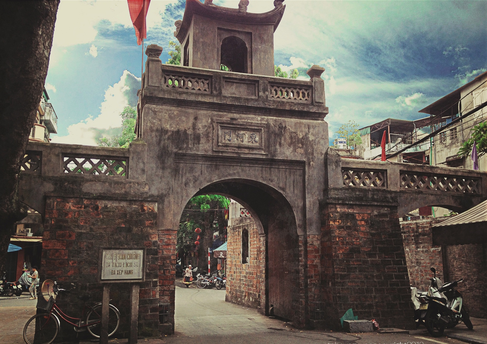 5 cua o Ha Noi va dau tich Hoang thanh Thang Long xua hinh anh