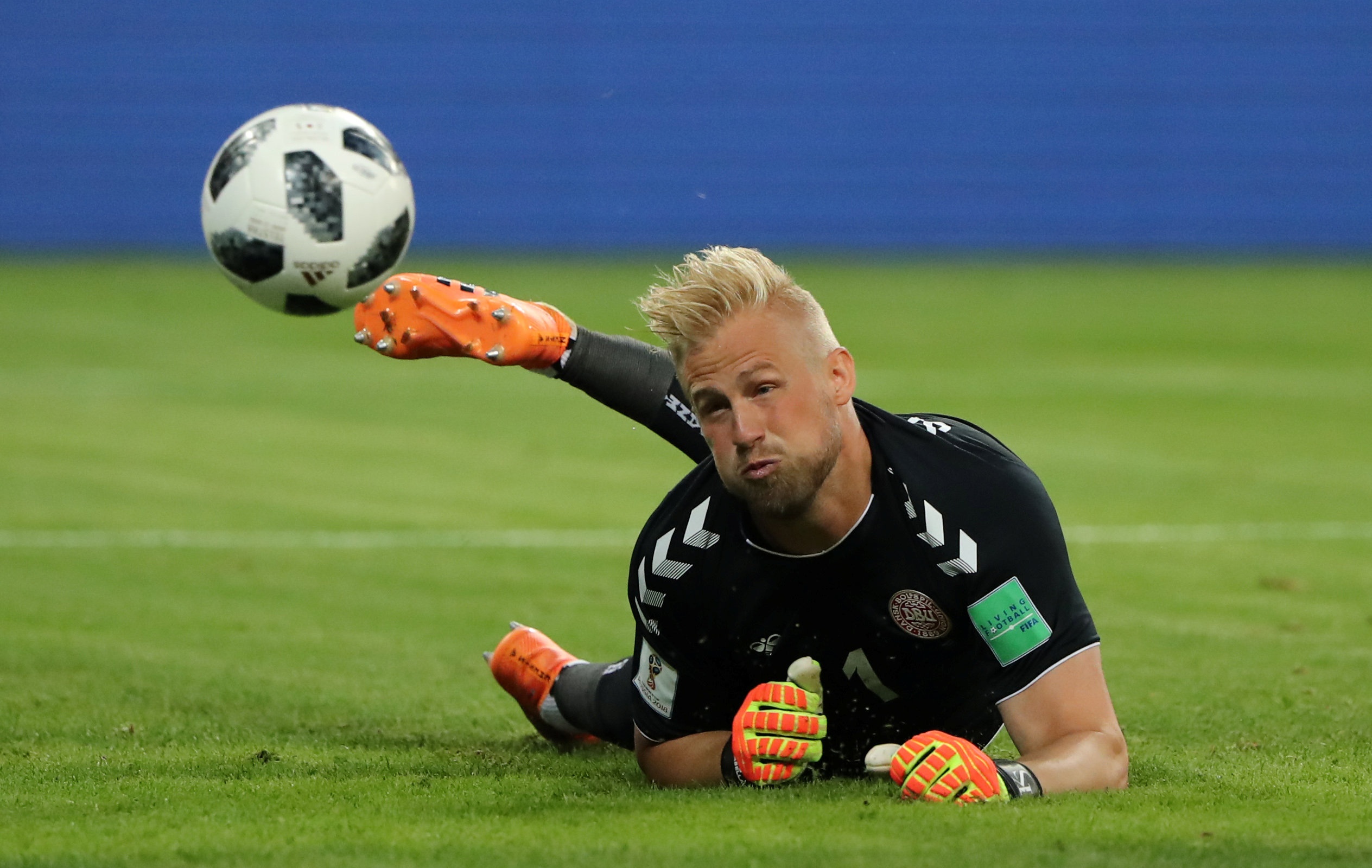 Schmeichel 'con' toa sang giu lai chien thang cho Dan Mach hinh anh