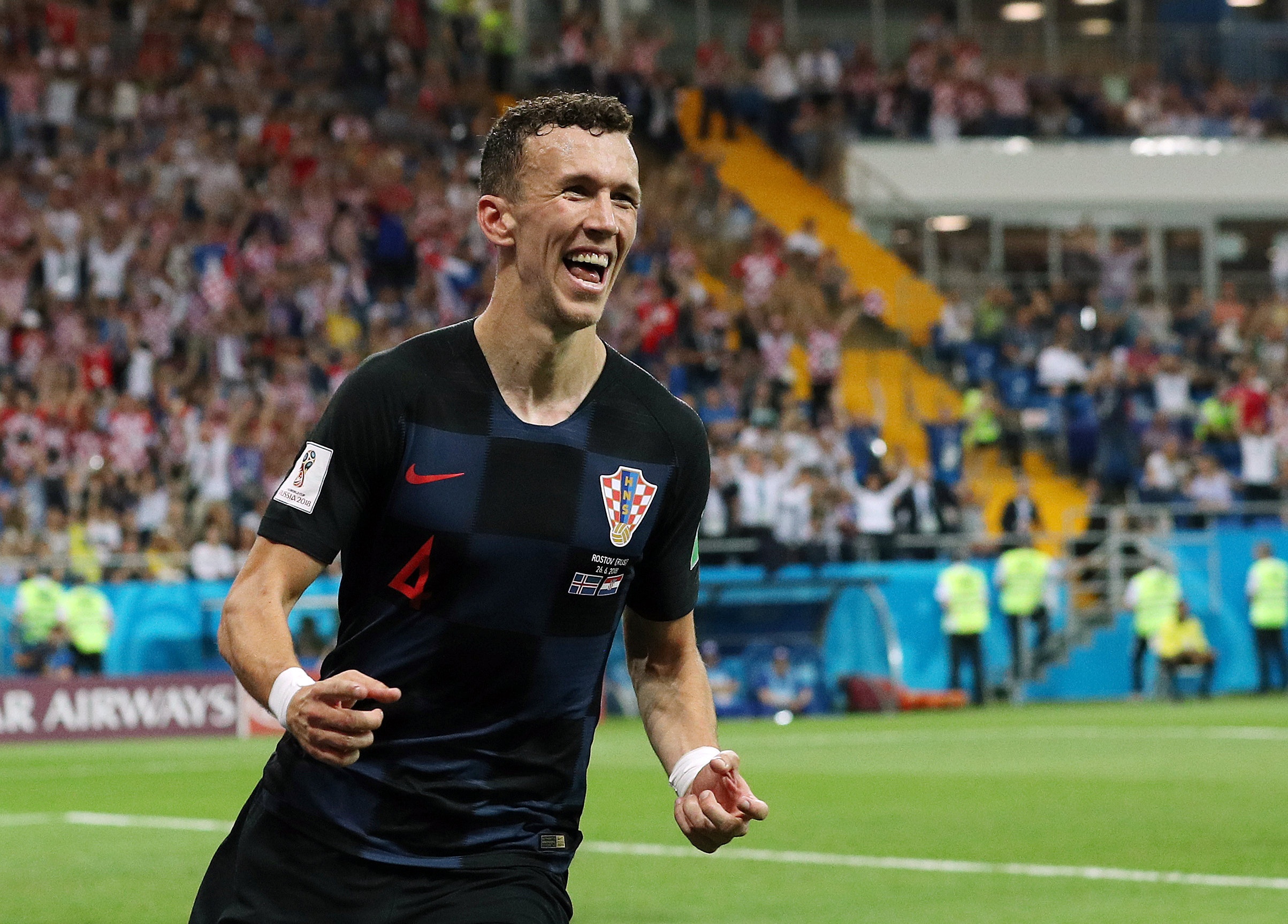 Ivan Perisic len tieng, Croatia thang kich tinh Iceland hinh anh