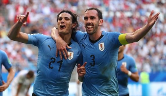 'Song sat' Suarez, Cavani toa sang giup Uruguay de bep chu nha Nga hinh anh