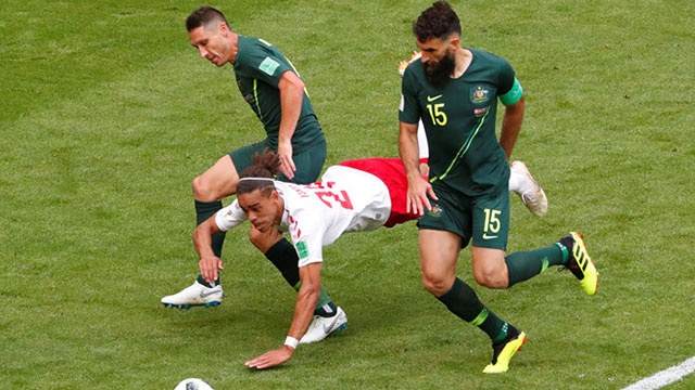 Dan Mach vs Australia (1-1): VAR khien doi cua Eriksen mat chien thang hinh anh