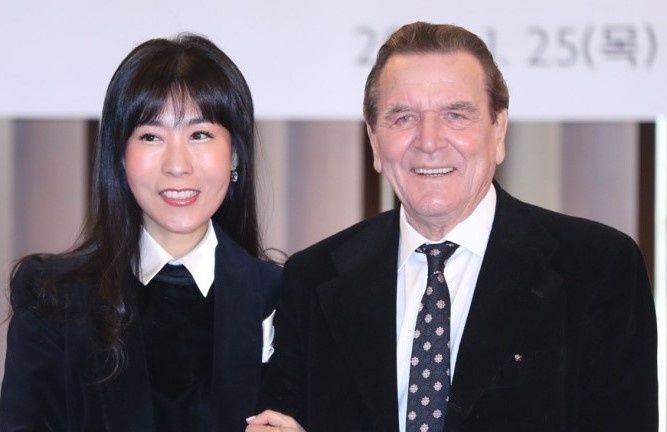 Cuu thu tuong Duc lay vo lan thu 5 kem 26 tuoi hinh anh